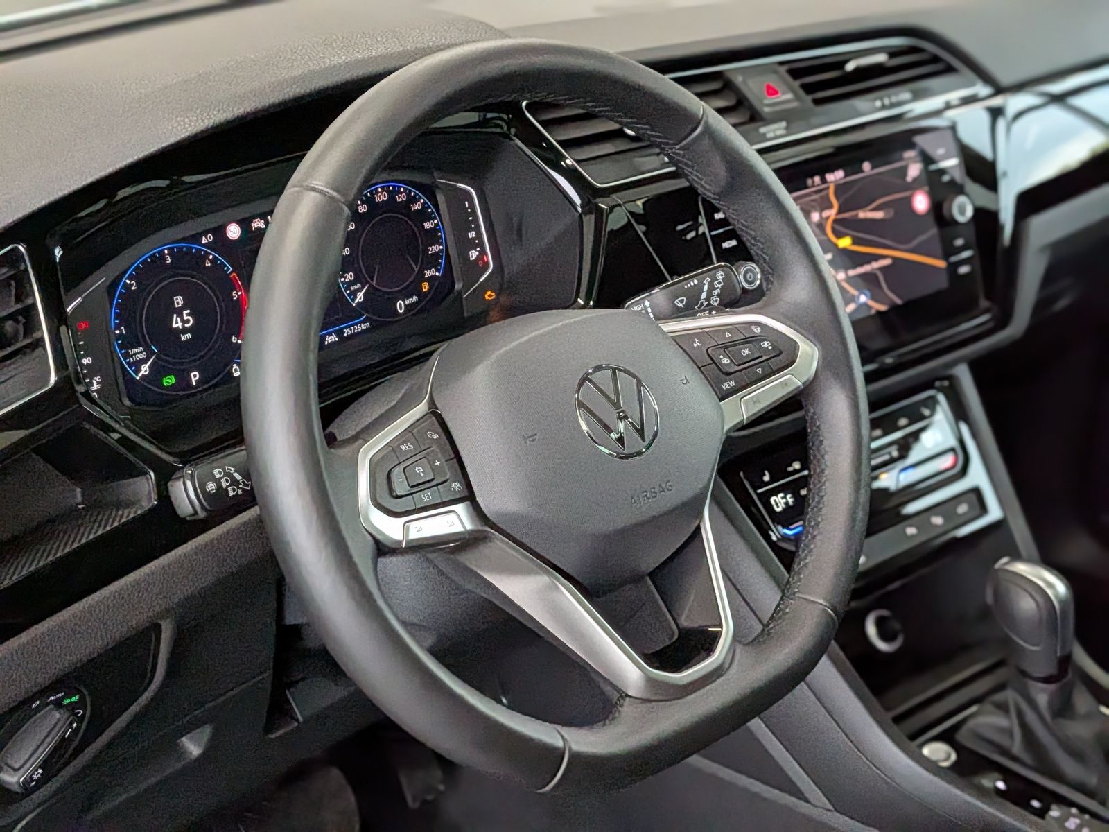 Fahrzeugabbildung Volkswagen Touran 2.0 DSG R-Line High Pano 7-Si IQ AHK VOLL
