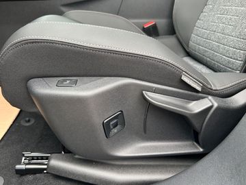 Peugeot 3008 Allure Hybrid 145 360° AHK SHZ NAVI LED