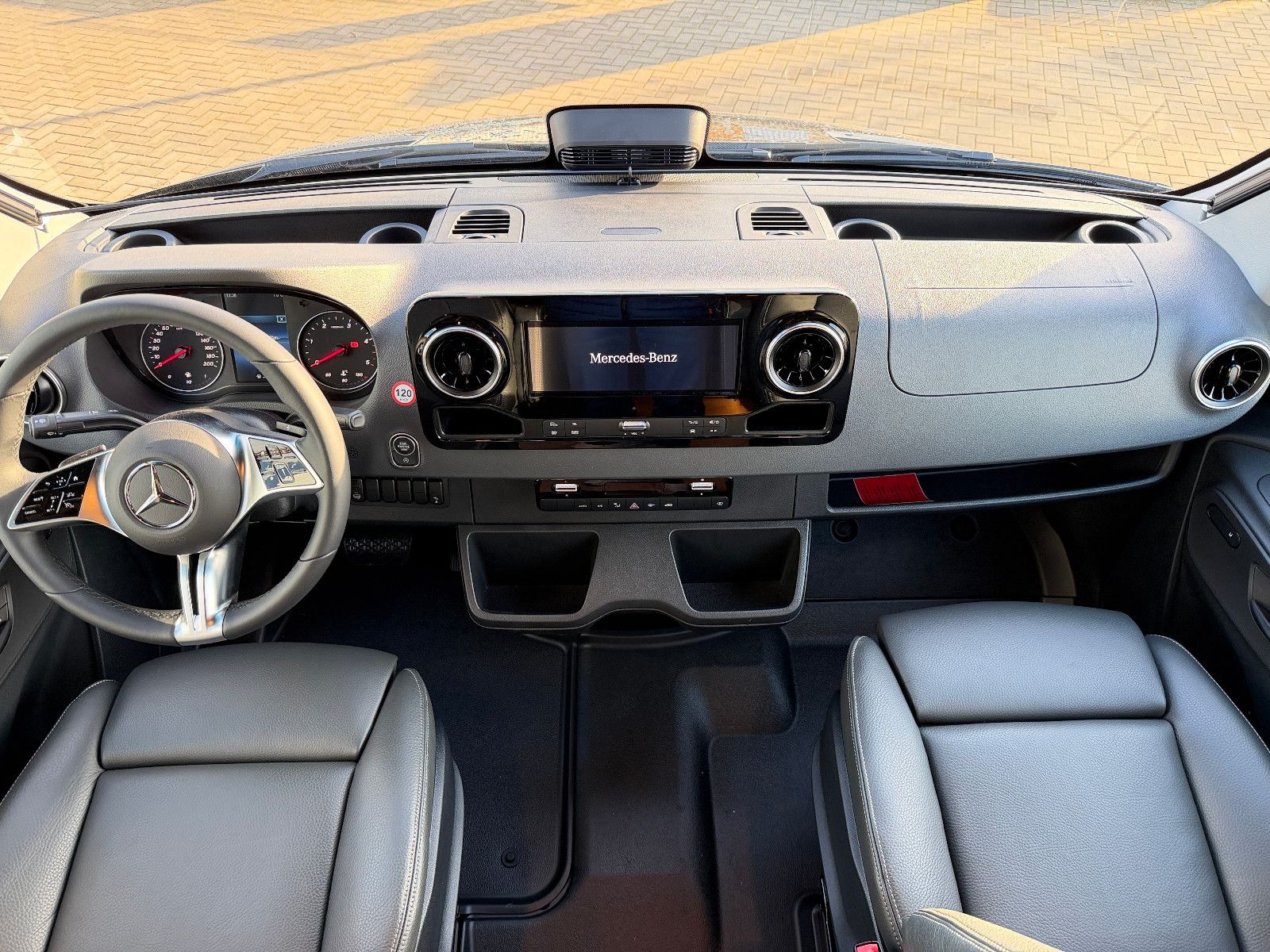 Fahrzeugabbildung HYMER / ERIBA / HYMERCAR Grand Canyon S - MB 600 SD- 4x4- 11.496€ sparen!