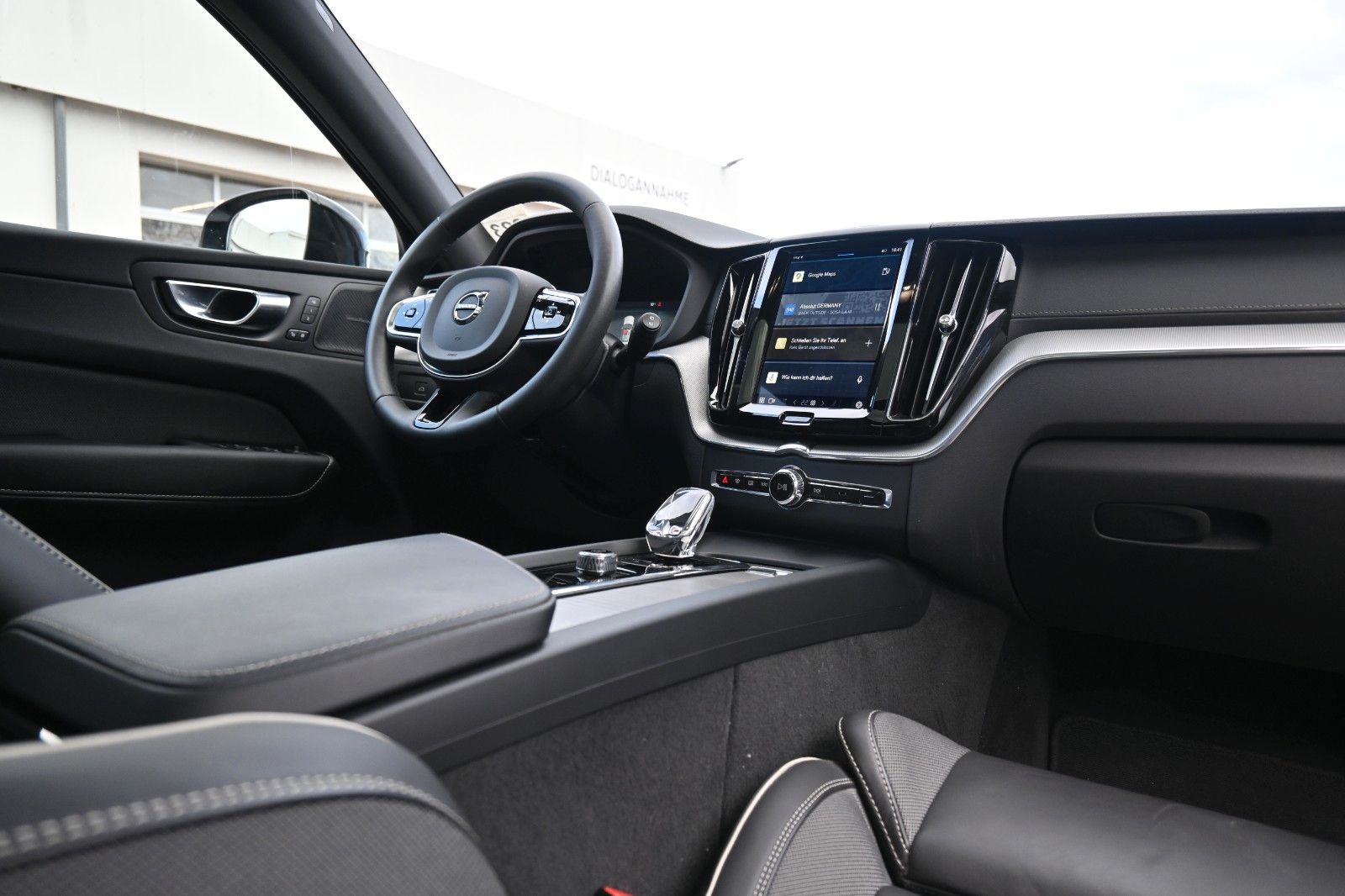 Fahrzeugabbildung Volvo XC60 B4 Ultimate Dark AWD*LUFT*360°*SDTHZG*LED