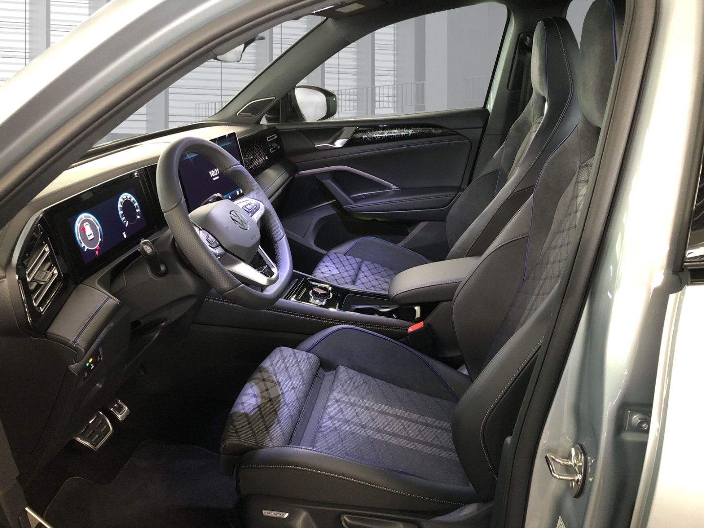 Fahrzeugabbildung Volkswagen Tiguan R-Line 2.0 TDI DSG Sportpaket AHK-klappba