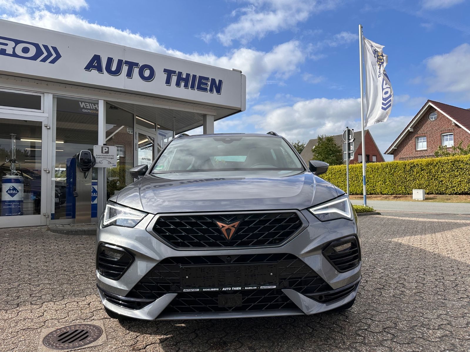 Fahrzeugabbildung CUPRA Ateca 1.5 TSI DSG Pano/ACC/Navi/LED/SHZG/Travel