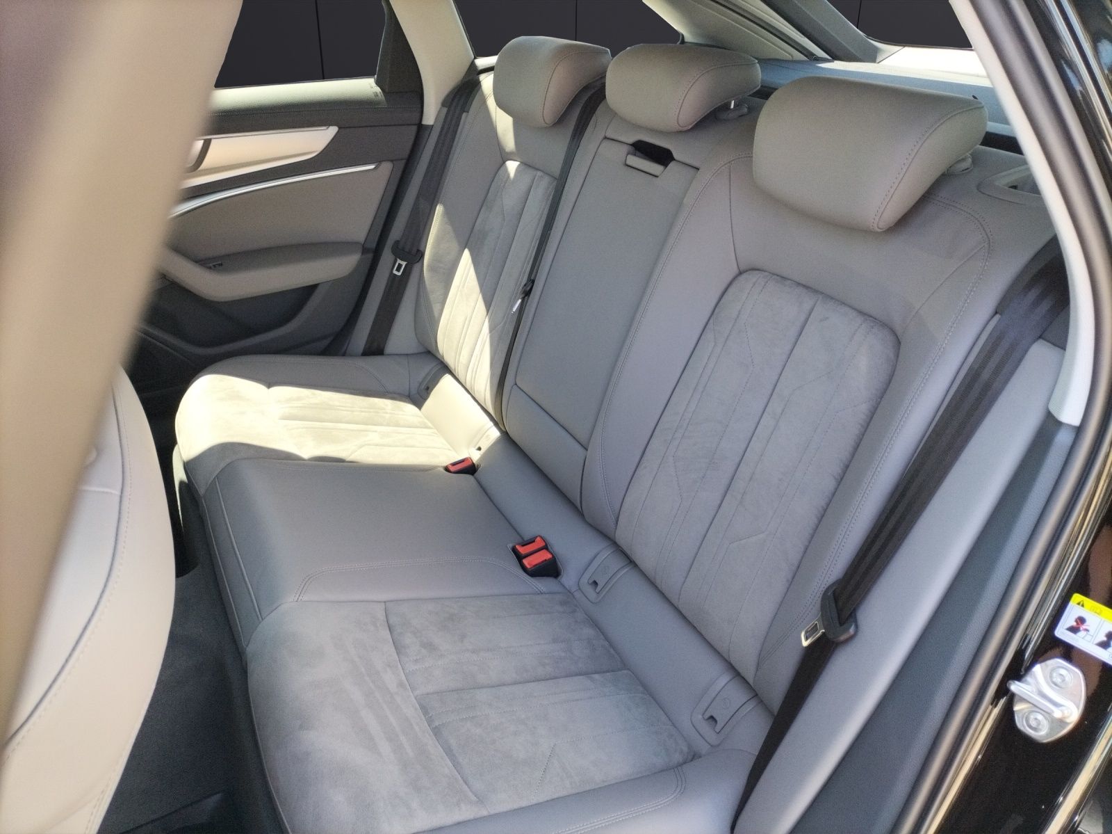 Fahrzeugabbildung Audi A6 Avant 45 TDI design quattro LED Navi ACC