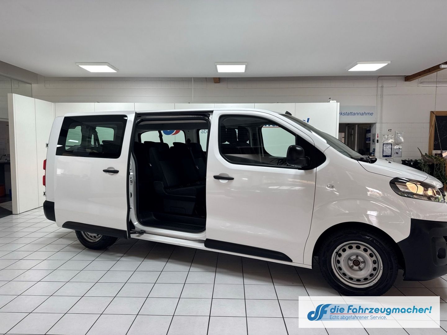 Fahrzeugabbildung Opel Vivaro Kombi L 1.5 D EU6d Apple CarPlay Android