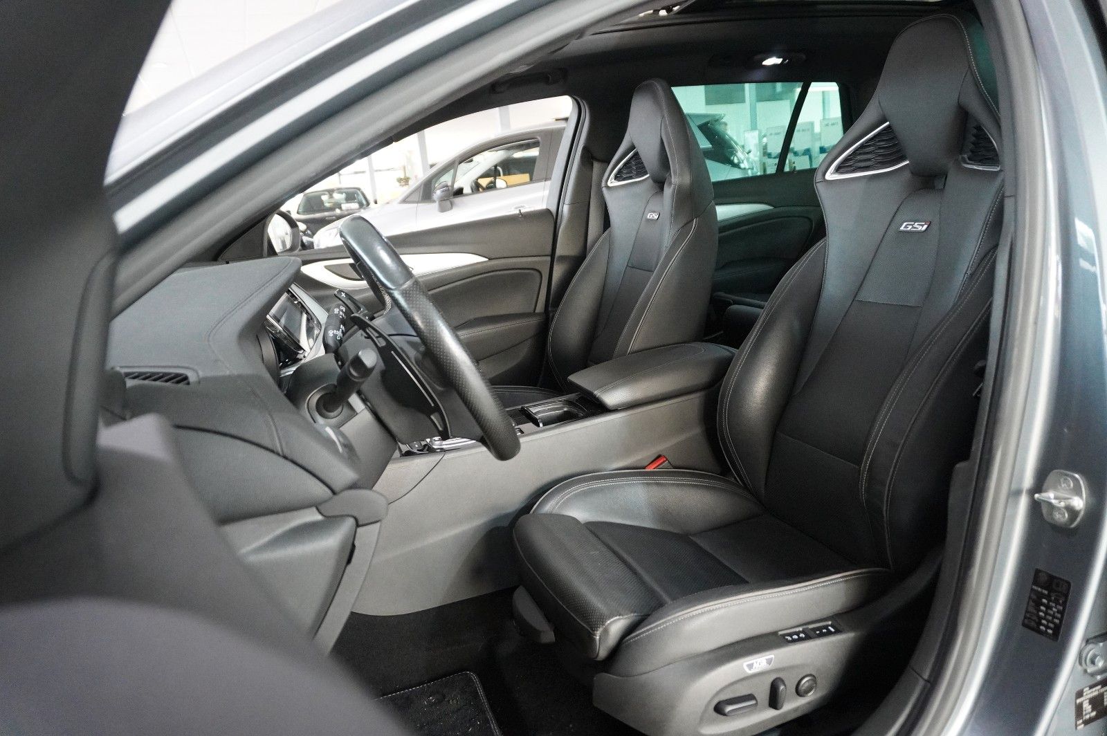 Fahrzeugabbildung Opel Insignia B ST 2.0D GSi 4X4 NAVI/LED/HUD/PANO/AHK
