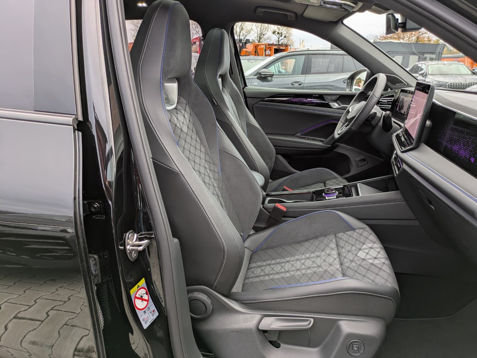 Fahrzeugabbildung Volkswagen Tiguan 2.0 TDI 4M R-Line PANO*H&K*AHK*MATRIX*20"