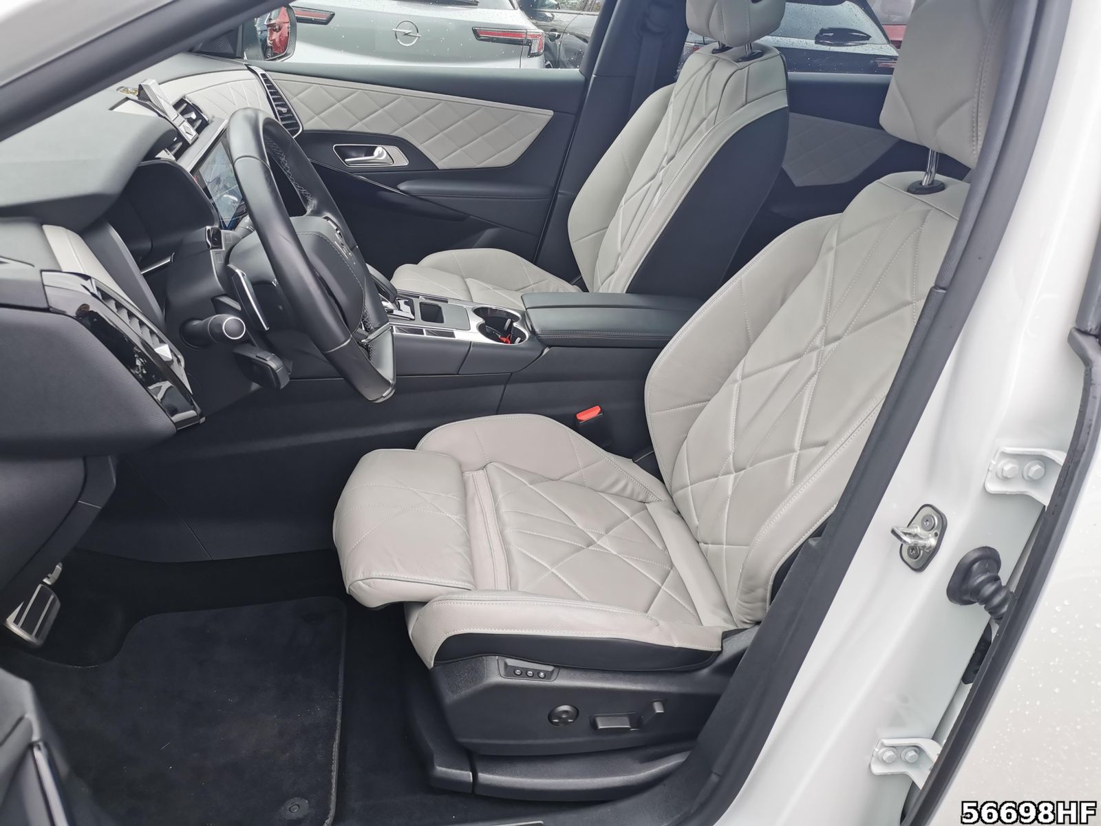 Fahrzeugabbildung DS Automobiles DS7 Crossback Hybrid 4x4, Rivoli