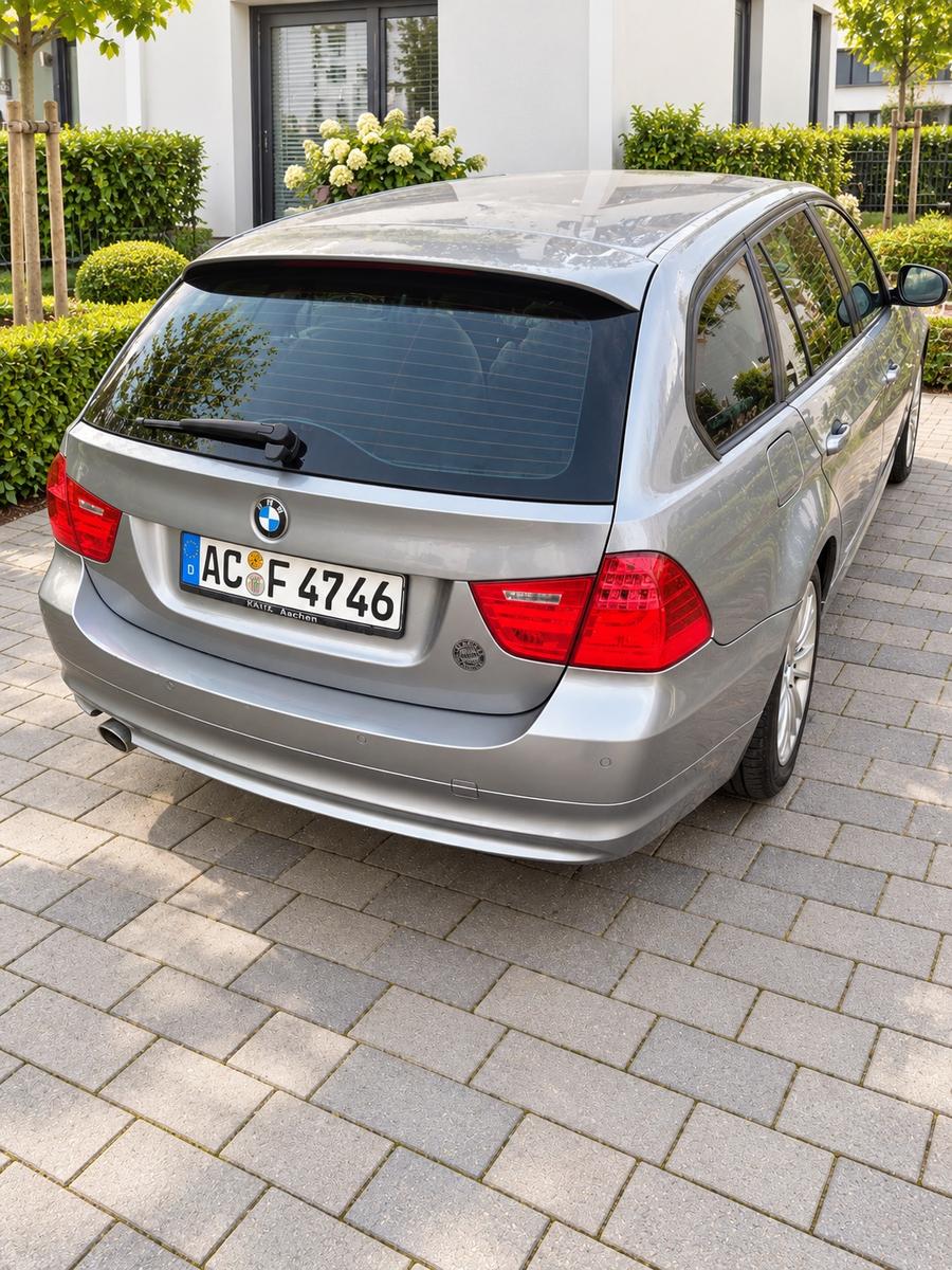 BMW 320 2010 — interior
