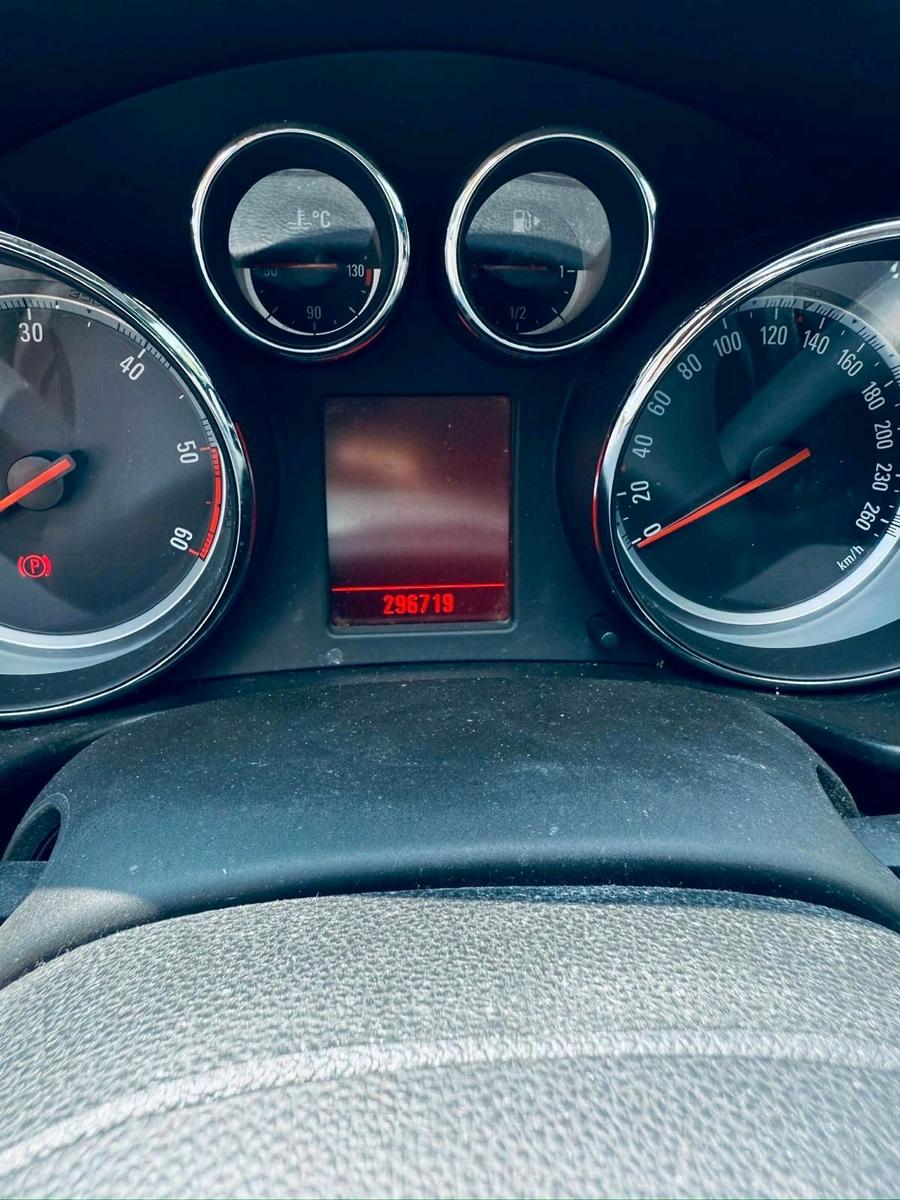 Opel Astra 2012 — photo 8