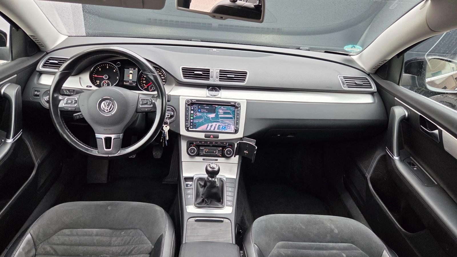 Volkswagen Passat 2011 — interior