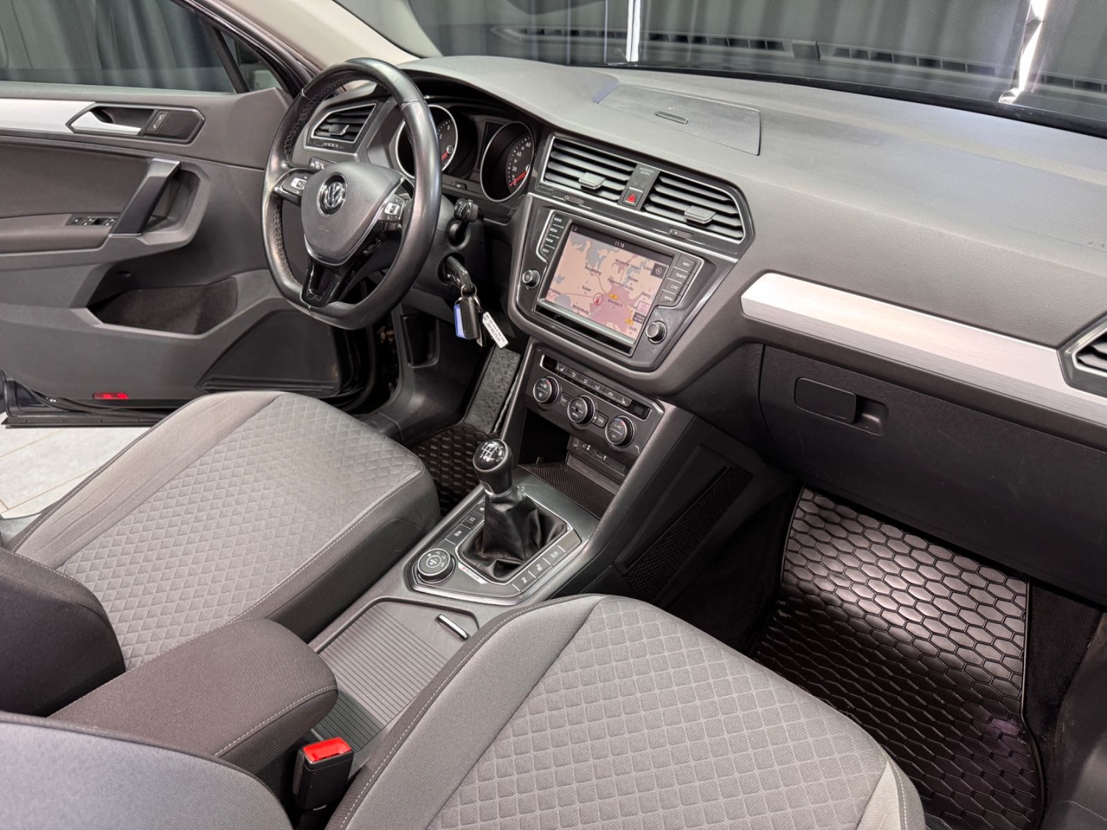 Fahrzeugabbildung Volkswagen Tiguan Comfortline 4Motion|NAVI|KAMERA|1.HAND