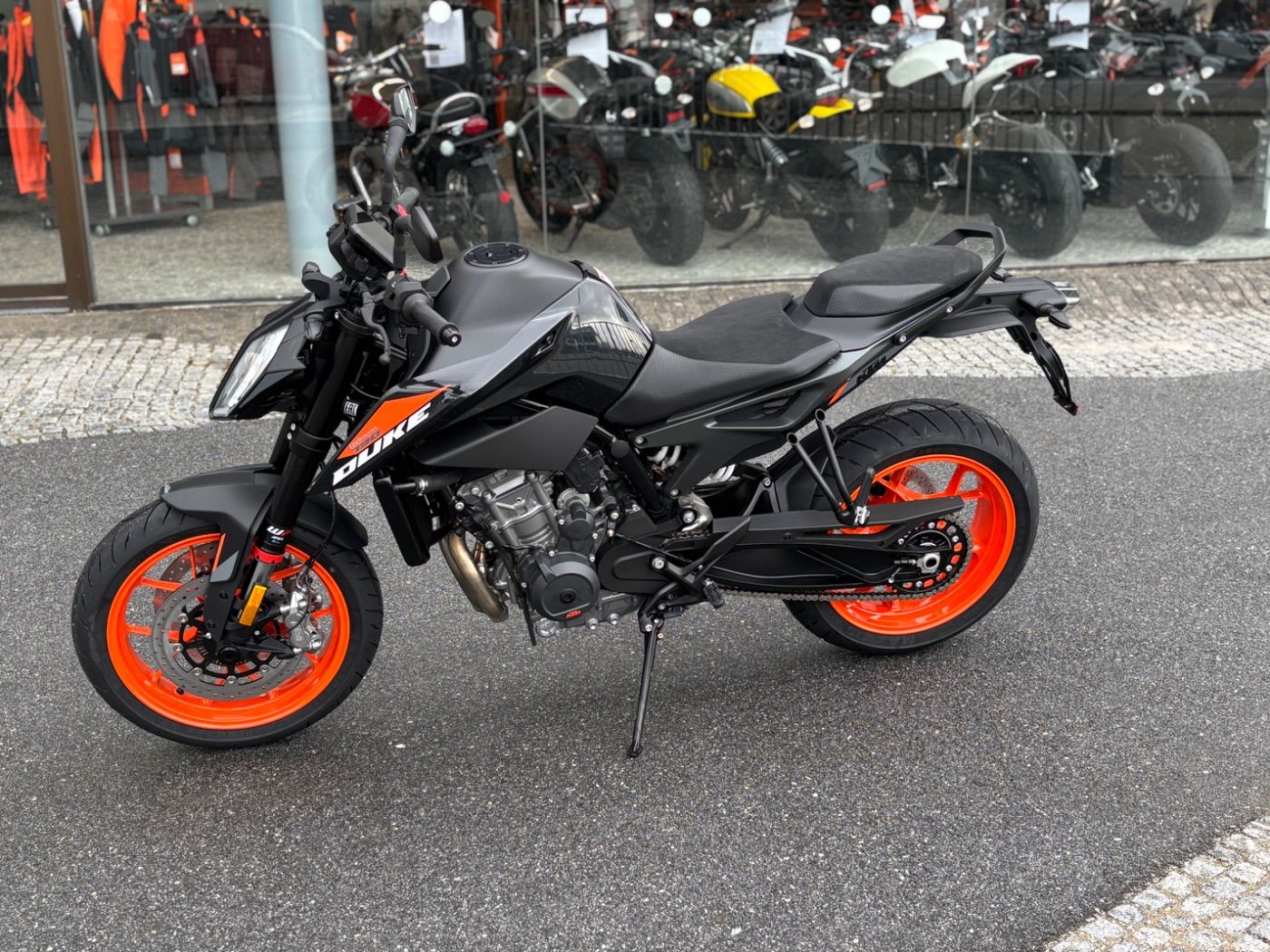 Fahrzeugabbildung KTM 790 Duke Modell 2026 mitTech Pack auch in Schwar