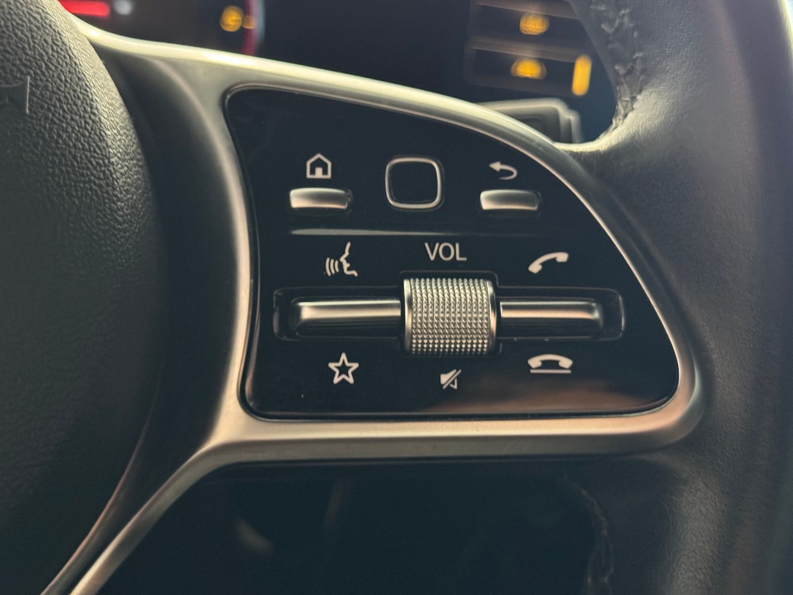 Fahrzeugabbildung Mercedes-Benz A 180 d PROGRESSIVE SPORTPAKET LED NAVI MBUX +