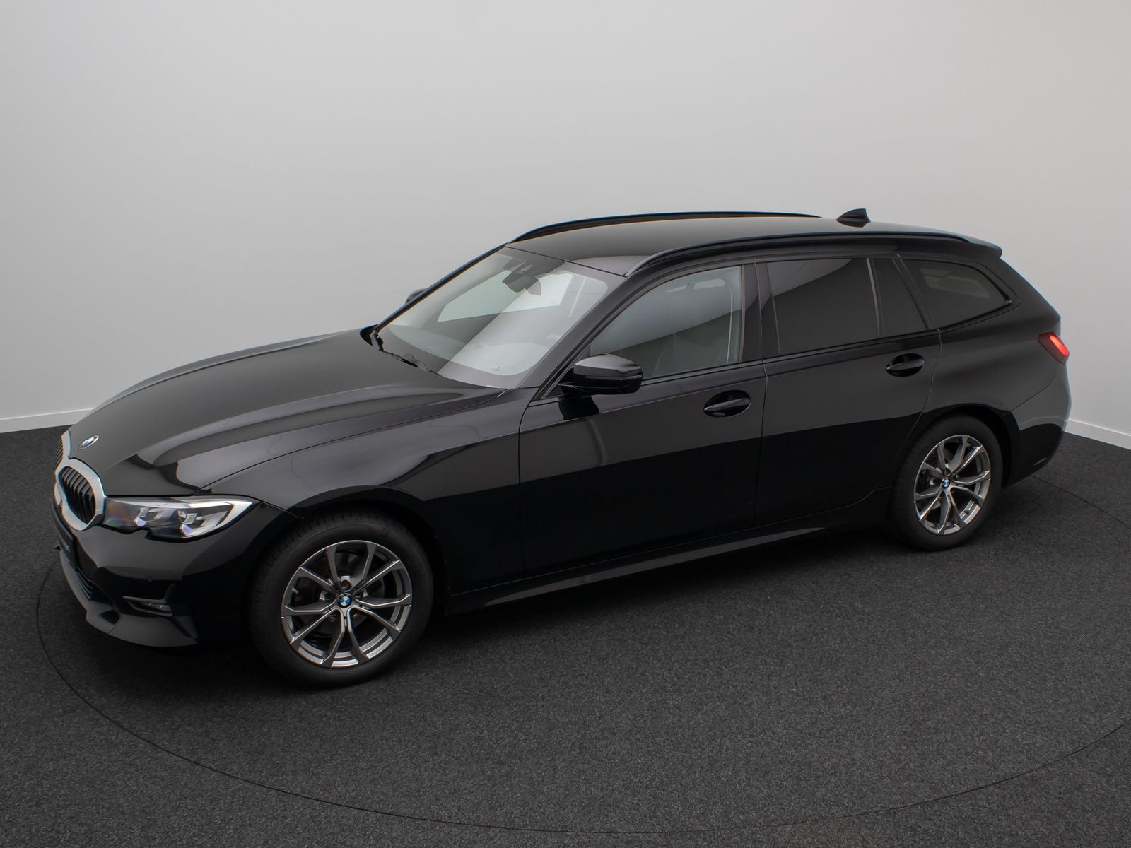 Fahrzeugabbildung BMW 320d Sport Line DAB Alarm PDC GeschwindigReg 17"