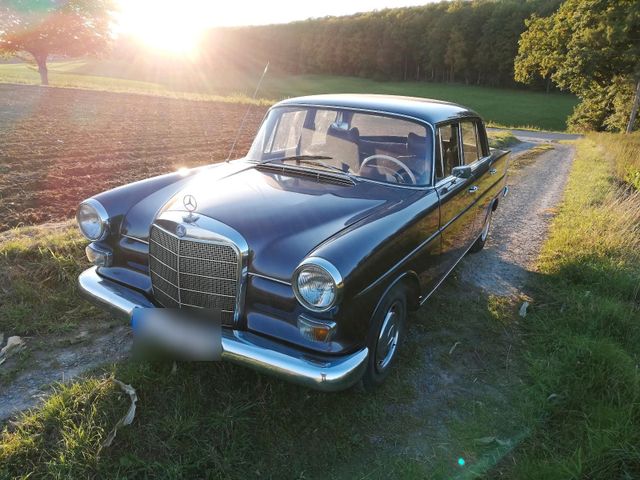 Mercedes-Benz MB 200 D Heckflosse