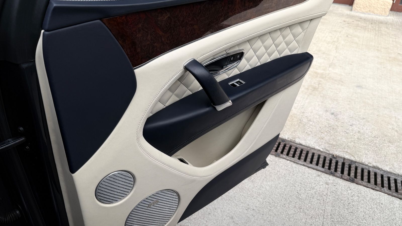 Fahrzeugabbildung Bentley Bentayga W12*First Edition*Dt. Auto*Naim*Mulline