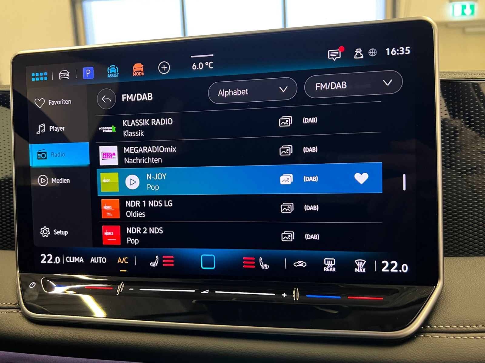 Fahrzeugabbildung Volkswagen Tiguan Life 2.0 TDI DSG *AHK, LED, Kamera, 18''-