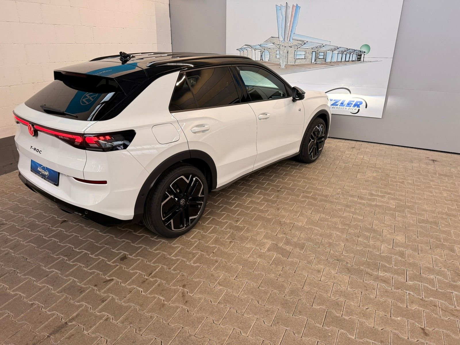 Fahrzeugabbildung Volkswagen T-Roc R-Line 1.5 eTSI DSG +Black-Style + Keyless