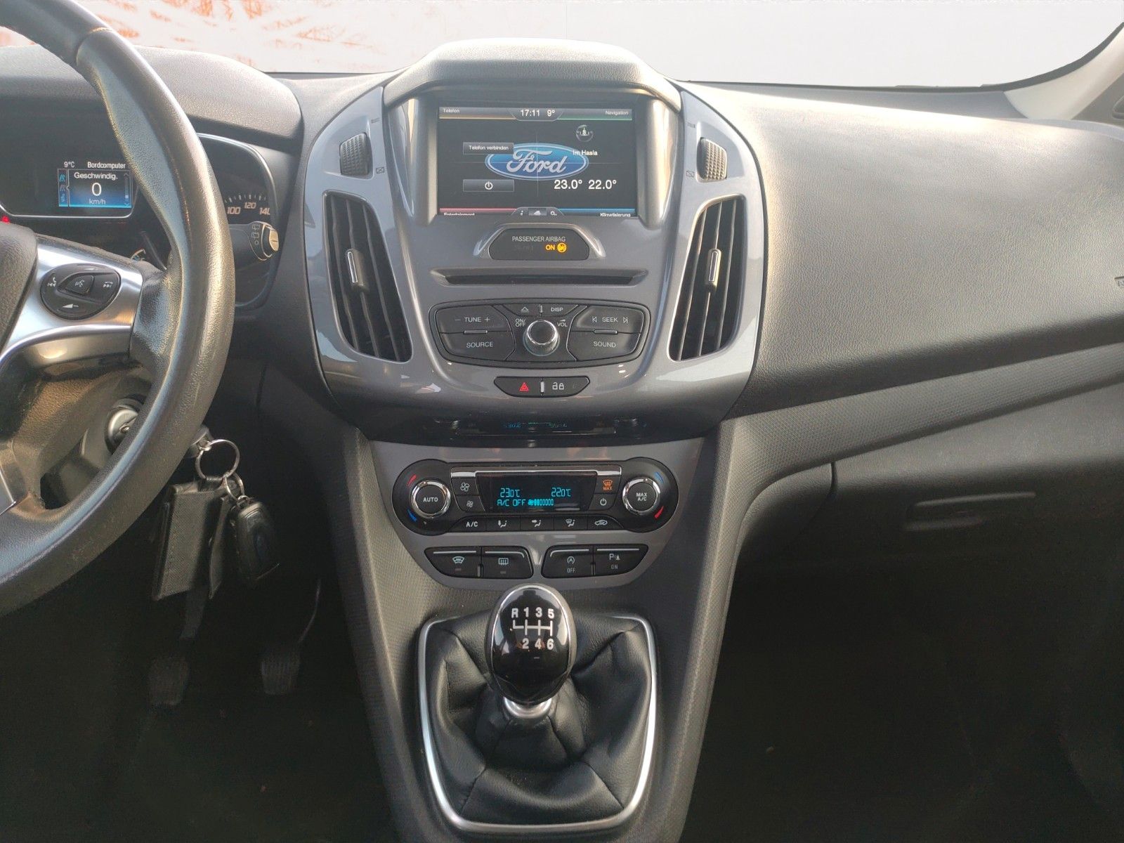 Fahrzeugabbildung Ford Connect Titanium ! Pano.dach ! beh. WSS ! Kamera