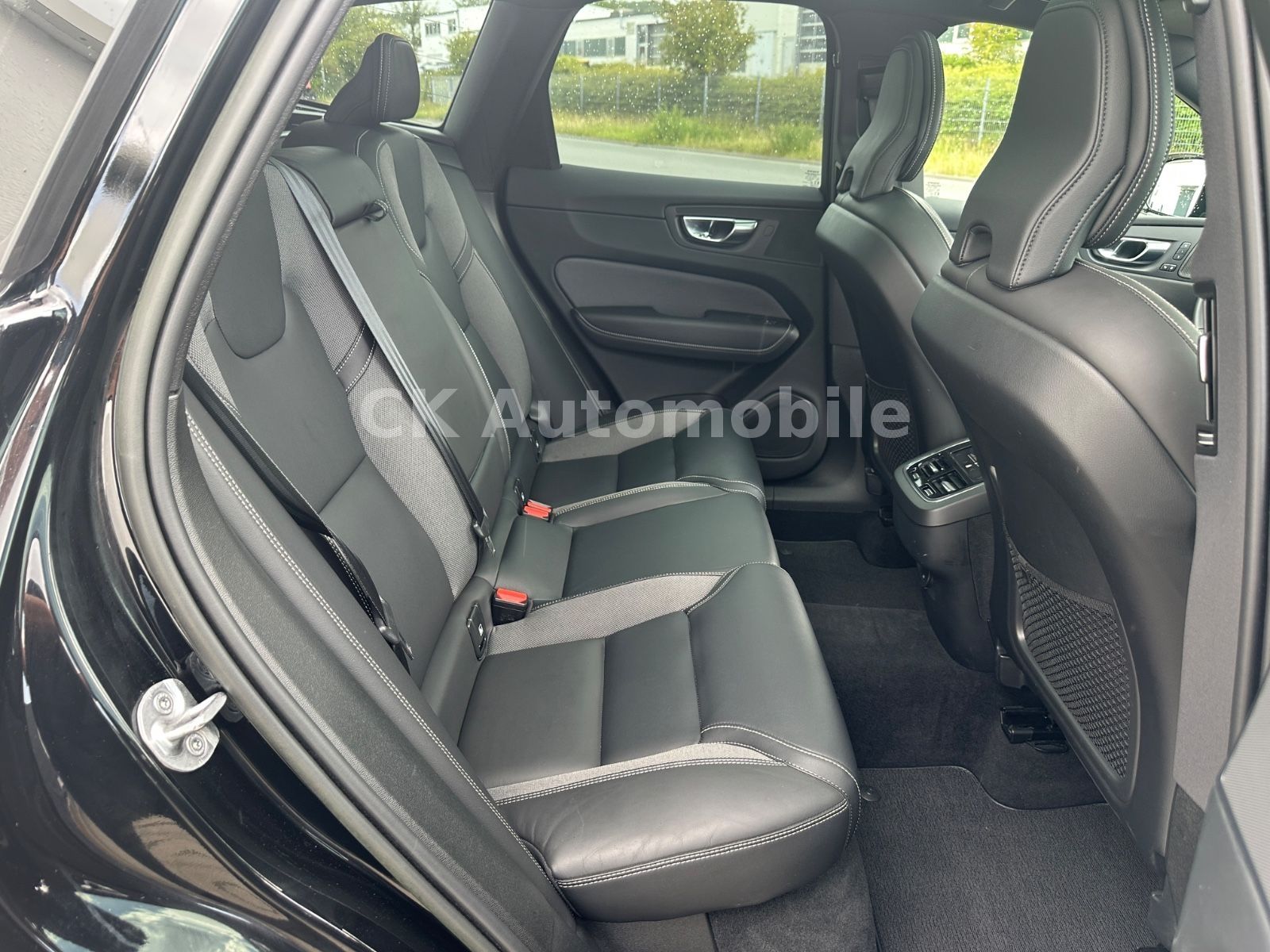 Fahrzeugabbildung Volvo XC60 R Design 2WD/Navi/Pano/Kamera/LED
