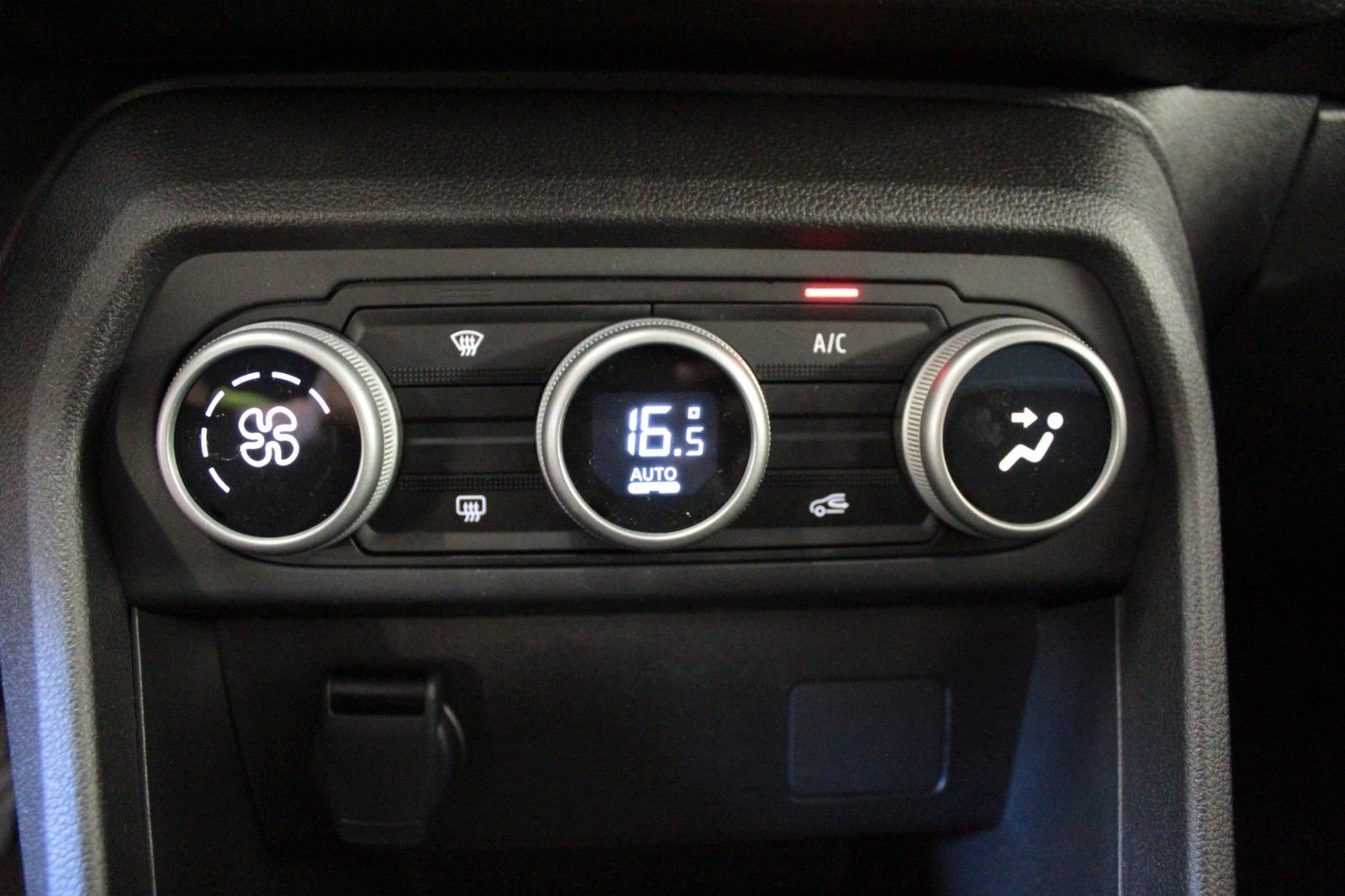 Fahrzeugabbildung Dacia Sandero TCe 100  ECO G Expression*Winterpaket*