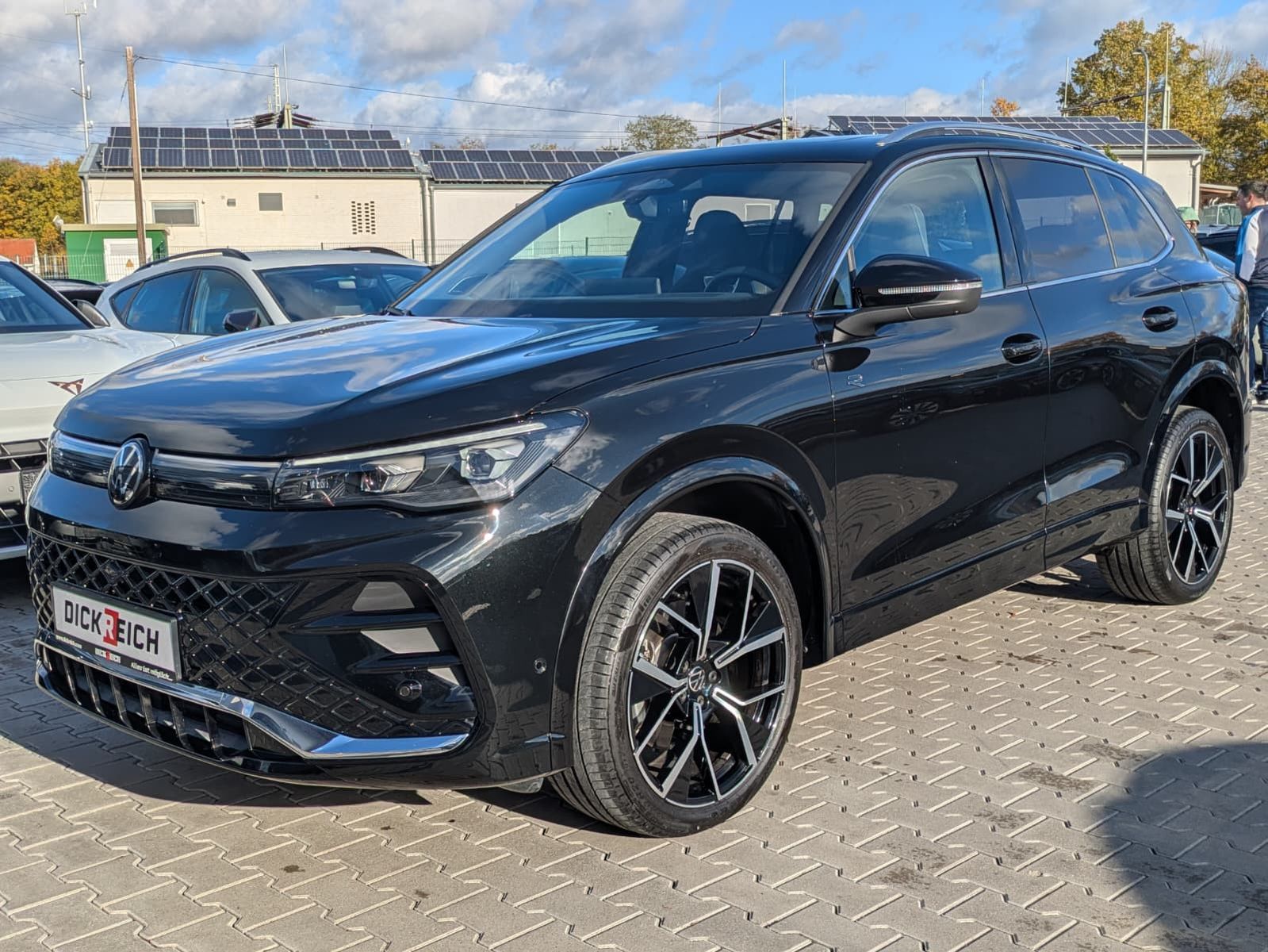 Fahrzeugabbildung Volkswagen Tiguan 2.0 TDI 4M R-Line PANO*H&K*AHK*MATRIX*20"