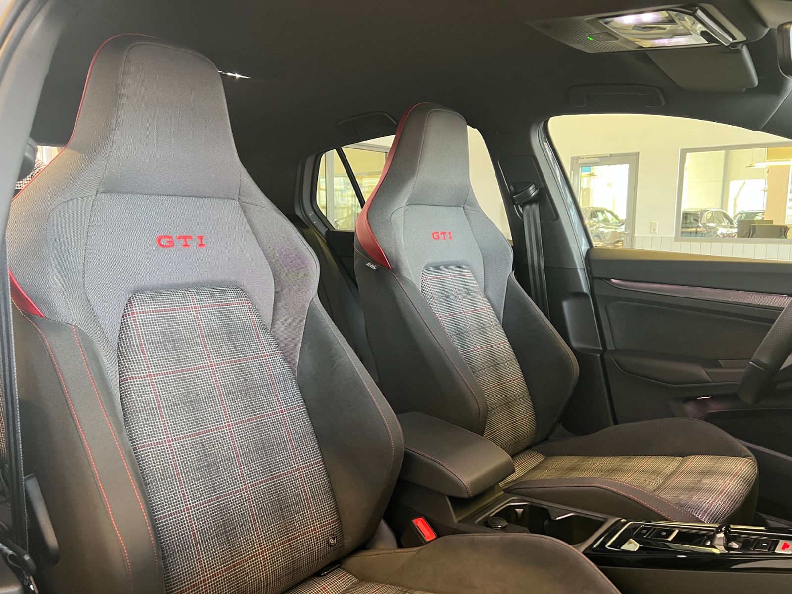 Fahrzeugabbildung Volkswagen Golf VIII GTI 2.0 TSI DSG *AHK, LED, Black Style