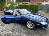 Jaguar XK8 Rechtslenker in Deutschland zugelassen - blaue Jaguar XK8