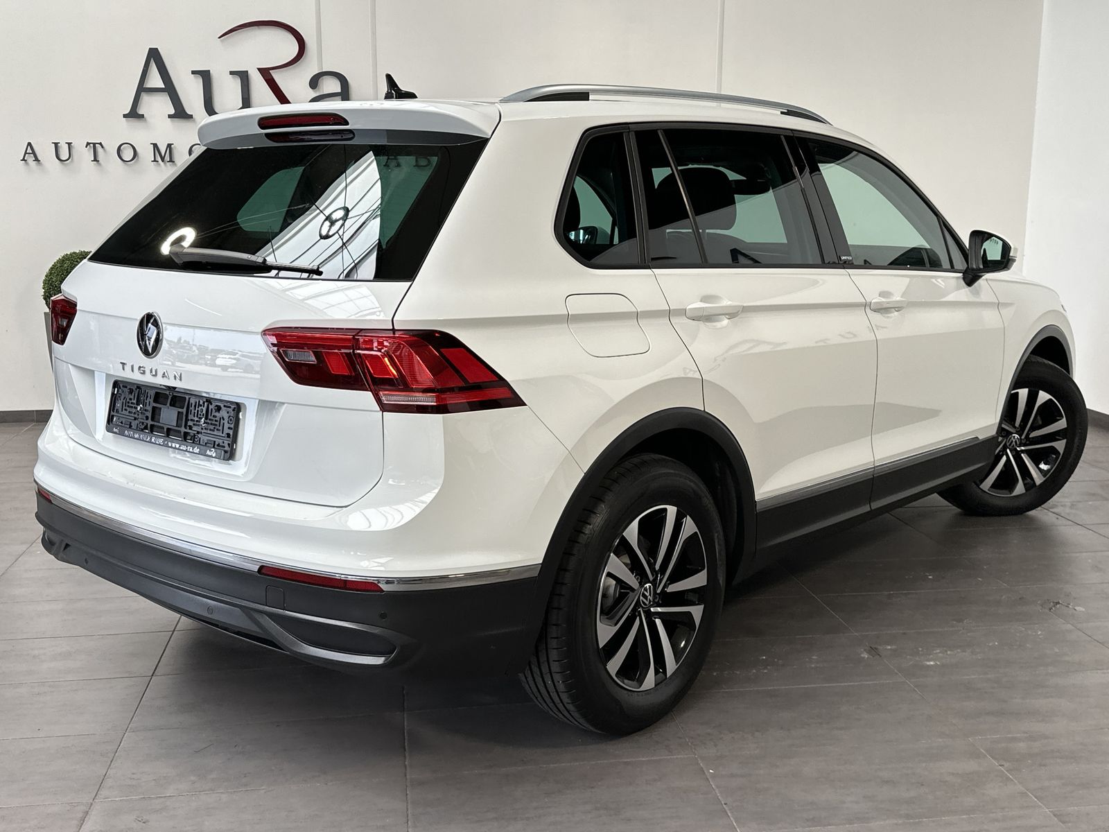 Fahrzeugabbildung Volkswagen Tiguan 1.5 TSI DSG United NAV+LED+AHK+PANO+360°