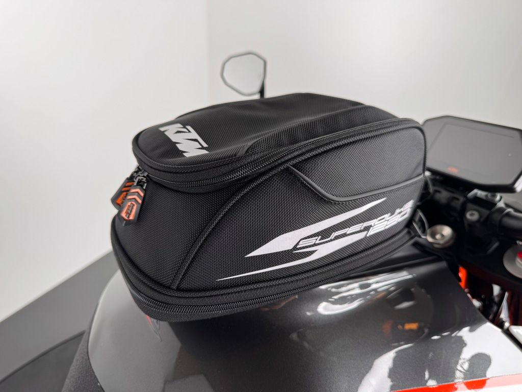 Fahrzeugabbildung KTM 1290 SUPER DUKE R *ZUBEHÖR *SERIVCE NEU *1. HAND