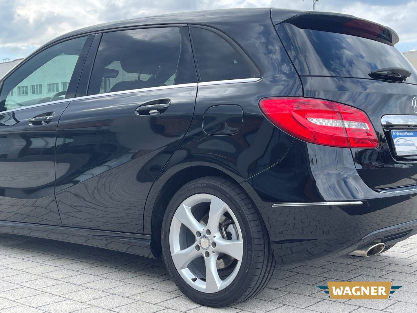 Fahrzeugabbildung Mercedes-Benz B 180 Pano Kamera Navi PDC SHZ Klimaautomatik
