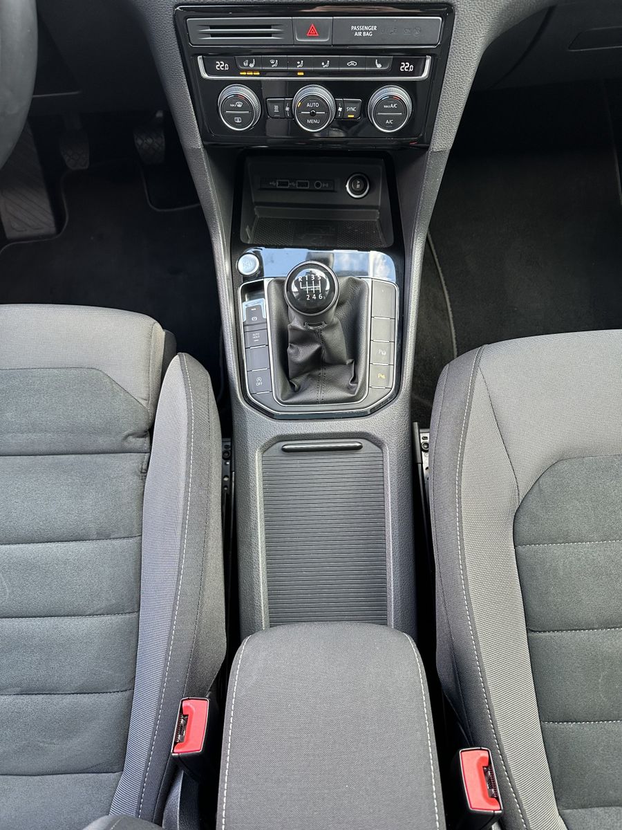 Fahrzeugabbildung Volkswagen Golf Sportsvan 1.5 TSI Highline NAV+LED+ACC+PANO