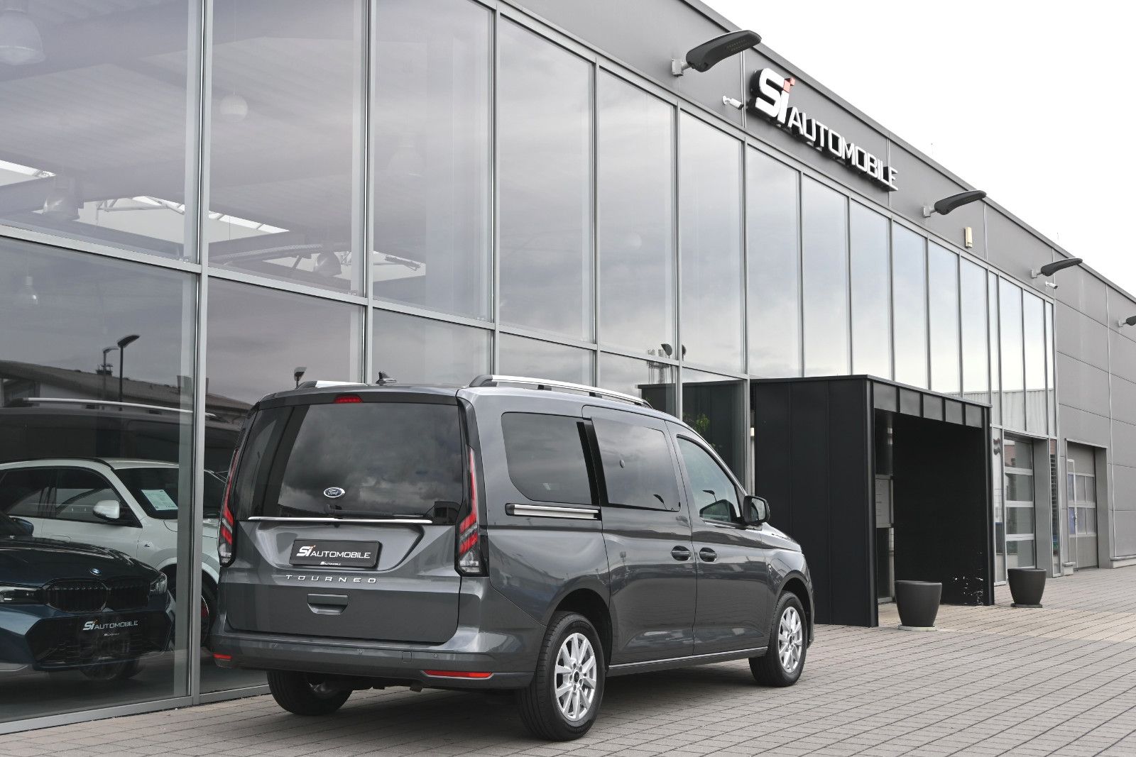 Fahrzeugabbildung Ford Grand Tourneo 2.0 d Titanium Aut °PANO°KAM°8FACH