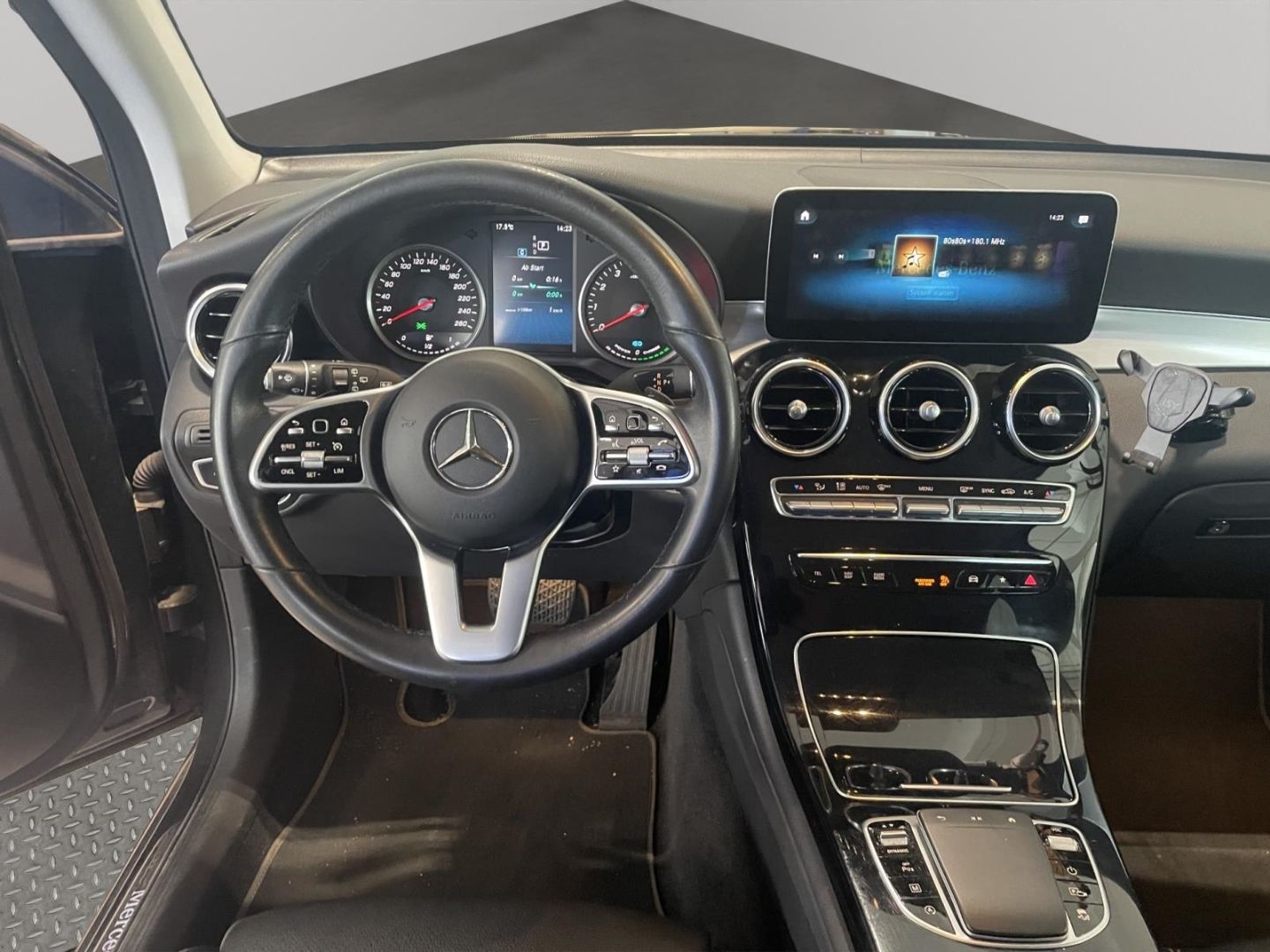Fahrzeugabbildung Mercedes-Benz GLC 200 4Matic e. Heckklappe AHK Navi LED