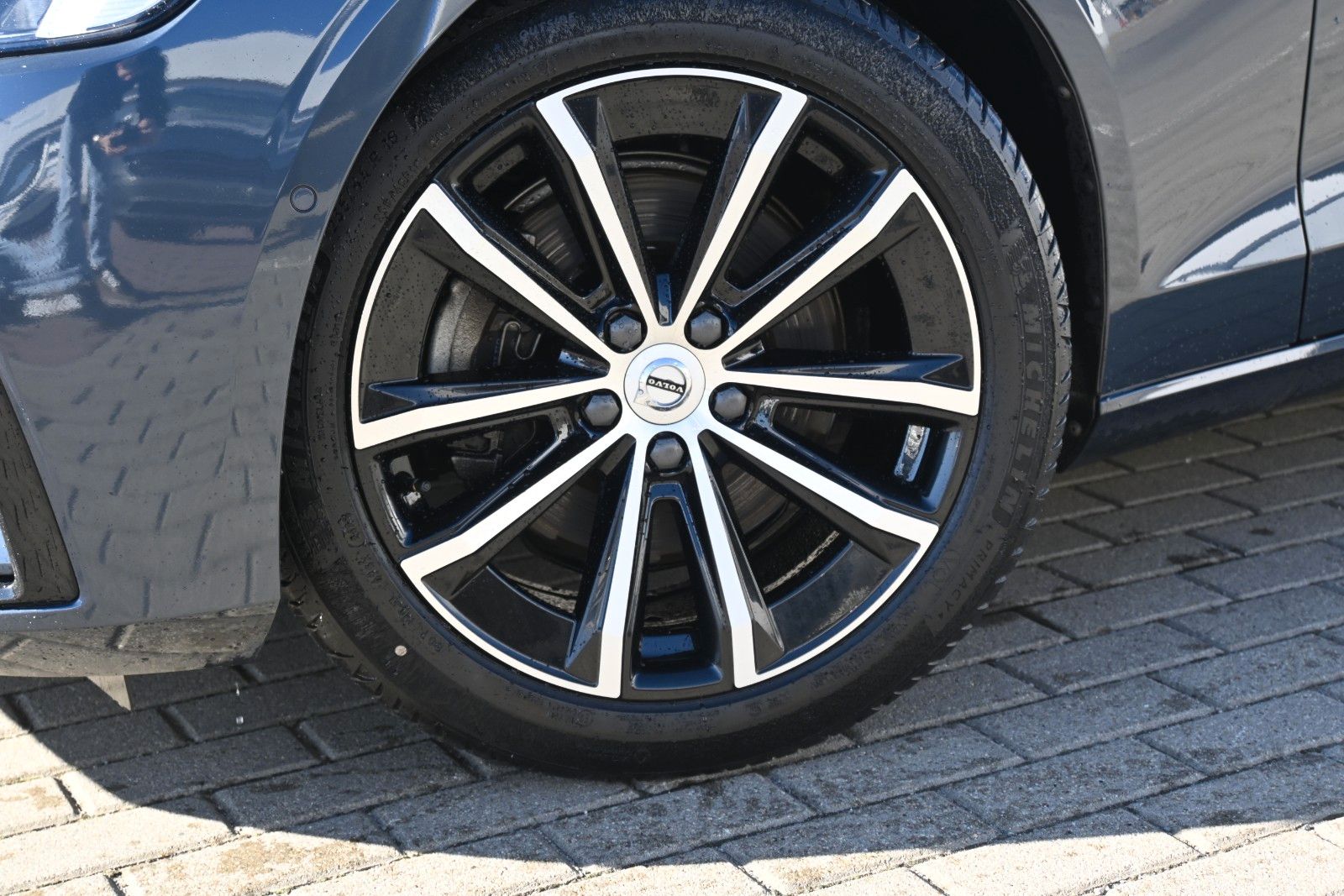 Fahrzeugabbildung Volvo V60 B4 Diesel Plus Dark*H&K*LED*360°*FSHZG*ACC