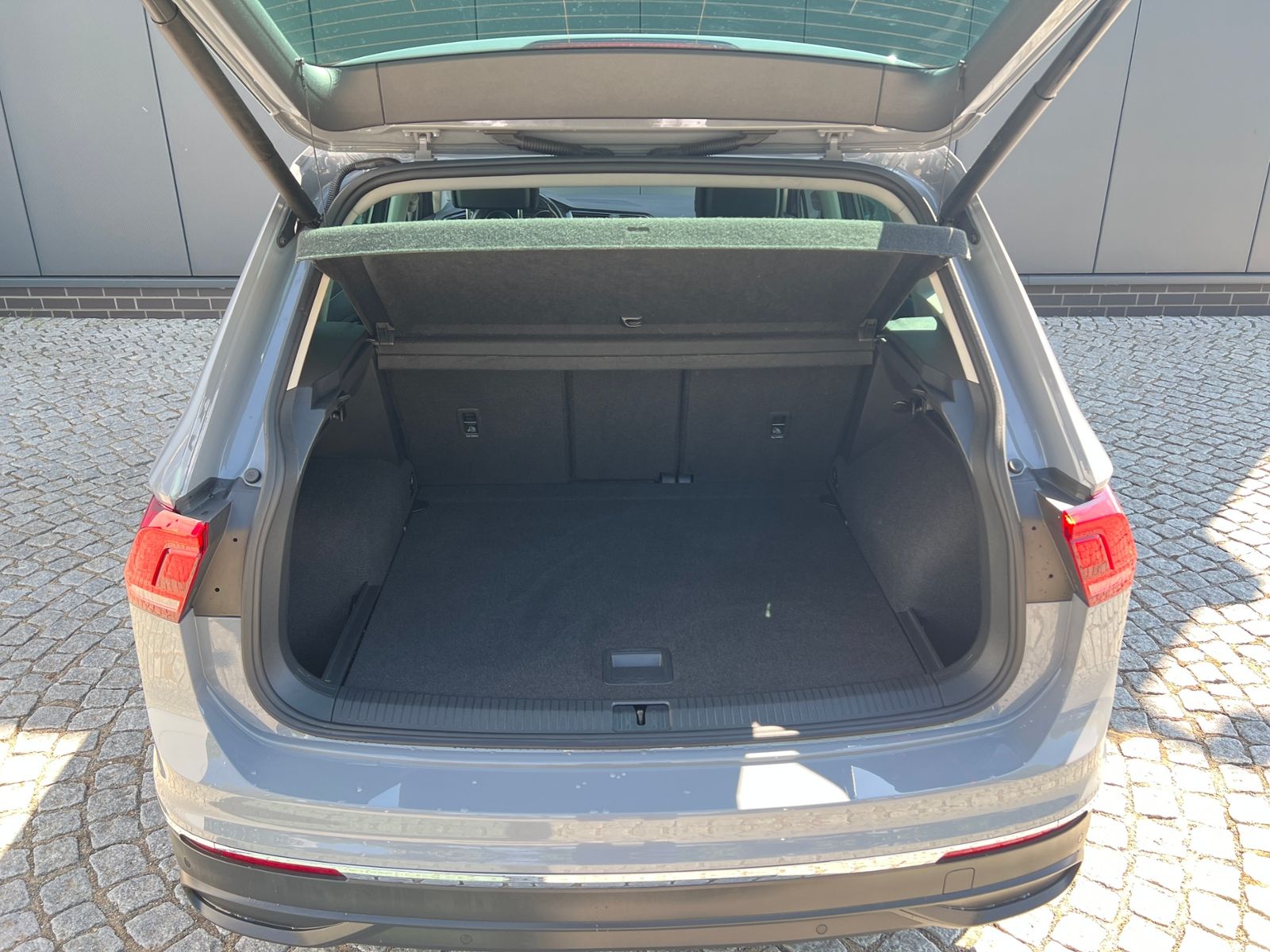Fahrzeugabbildung Volkswagen Tiguan LIFE 1.5 TSI DSG *LED, ACC, Kamera,17"-LM