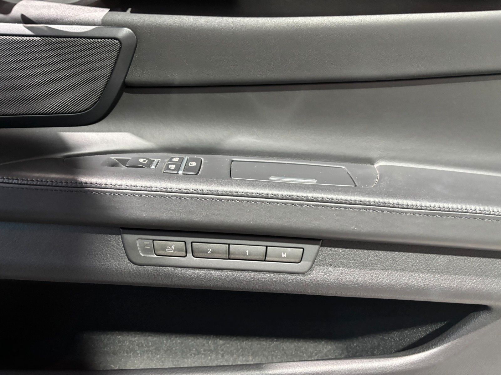 Fahrzeugabbildung BMW 760i L V12/MASSAGE/MEMORY/HUD/SCHIEBEDACH/KAMERA