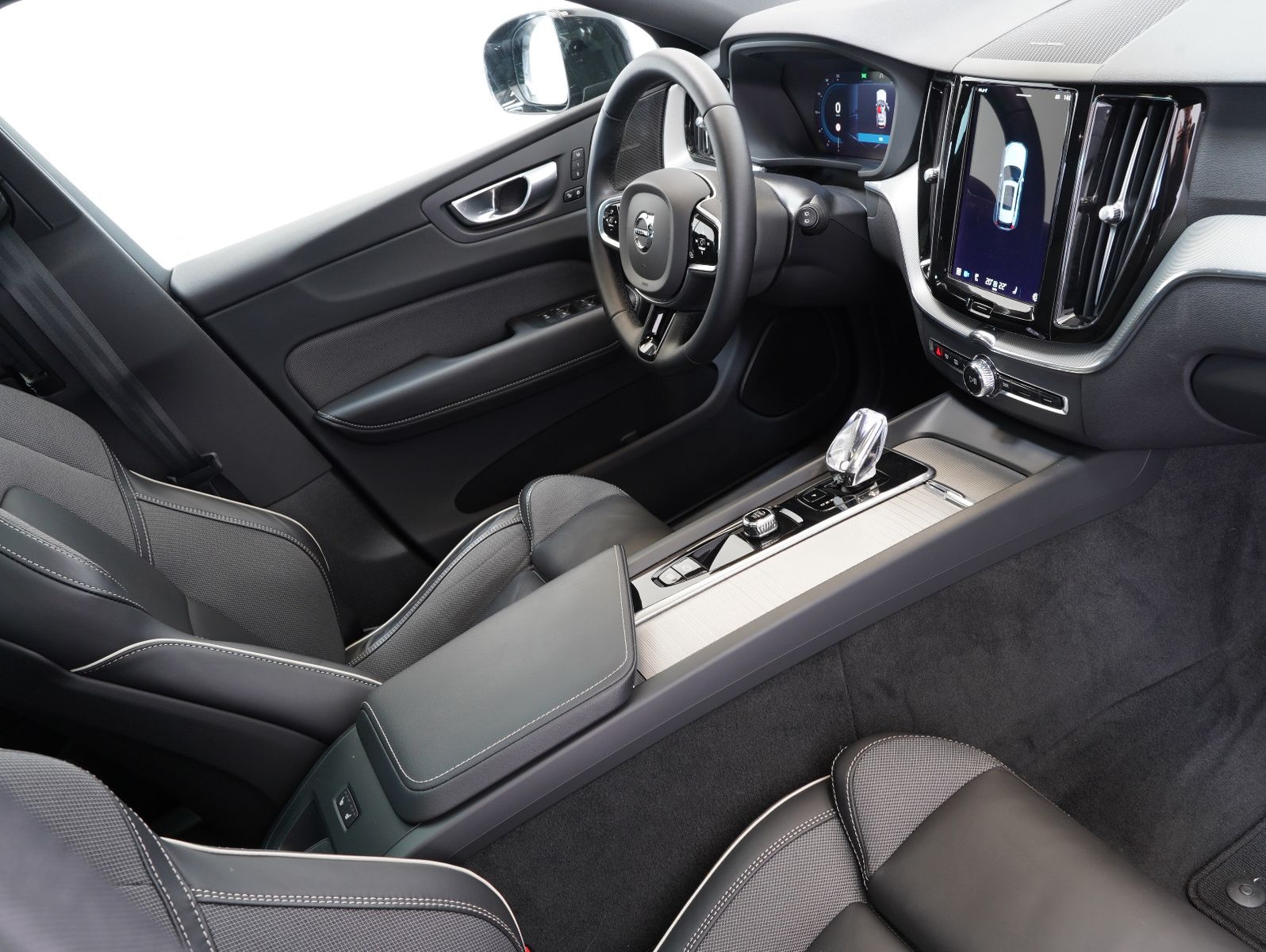 Fahrzeugabbildung Volvo XC60 B4 D AWD Plus Dark PANORAMA/LED/ACC/AHK