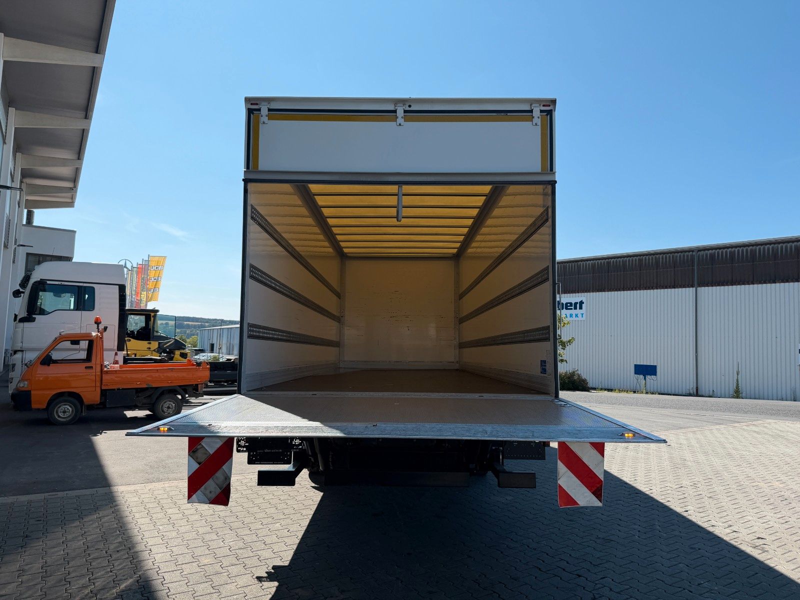 Fahrzeugabbildung Iveco Eurocargo ML120E25 LBW PAlfinger 1.500kg 3 Sitze