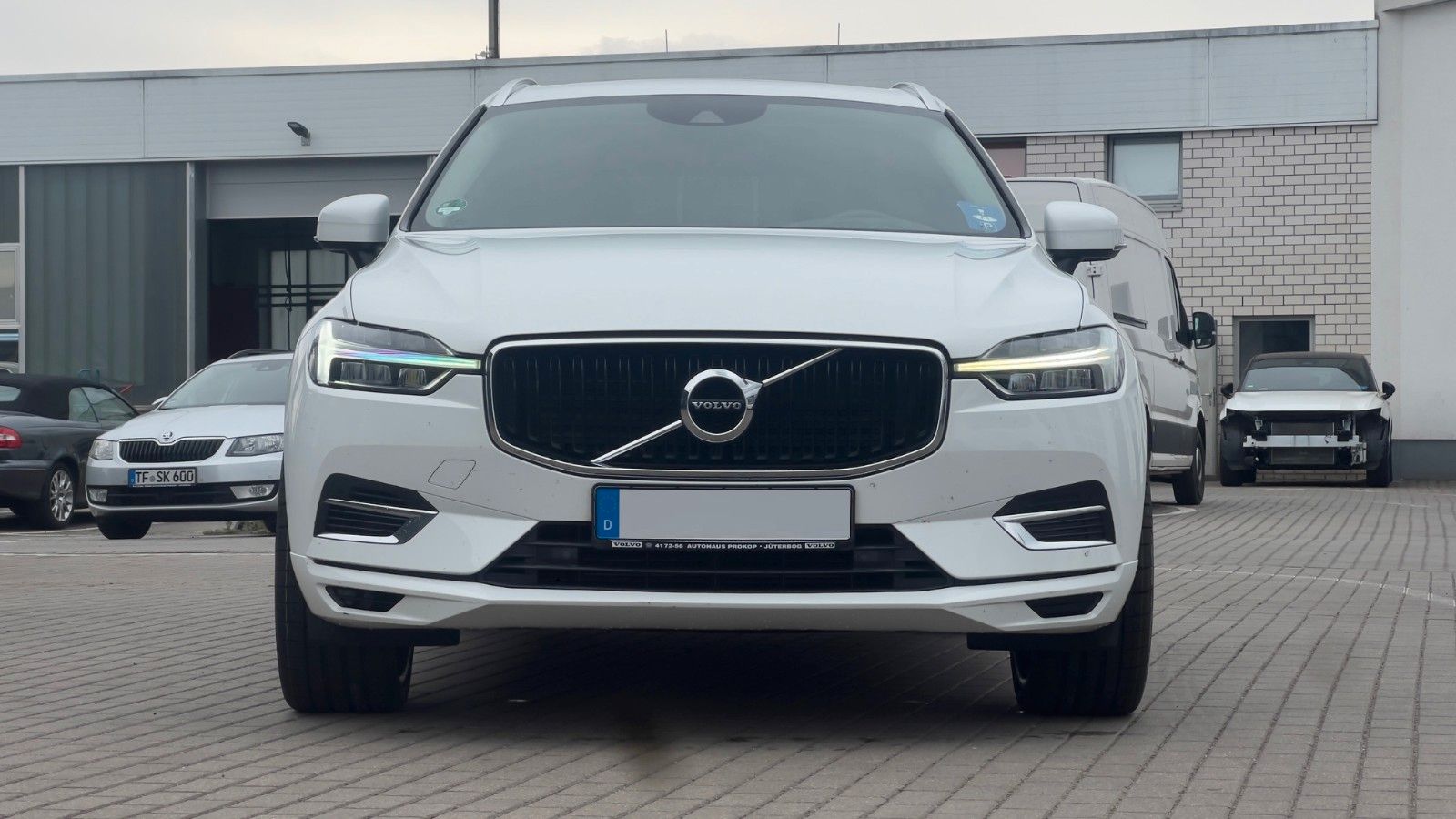 Fahrzeugabbildung Volvo XC60 T8 AWD *LUFT*STHZG*AHK*4x Sitzhzg*22Zoll*
