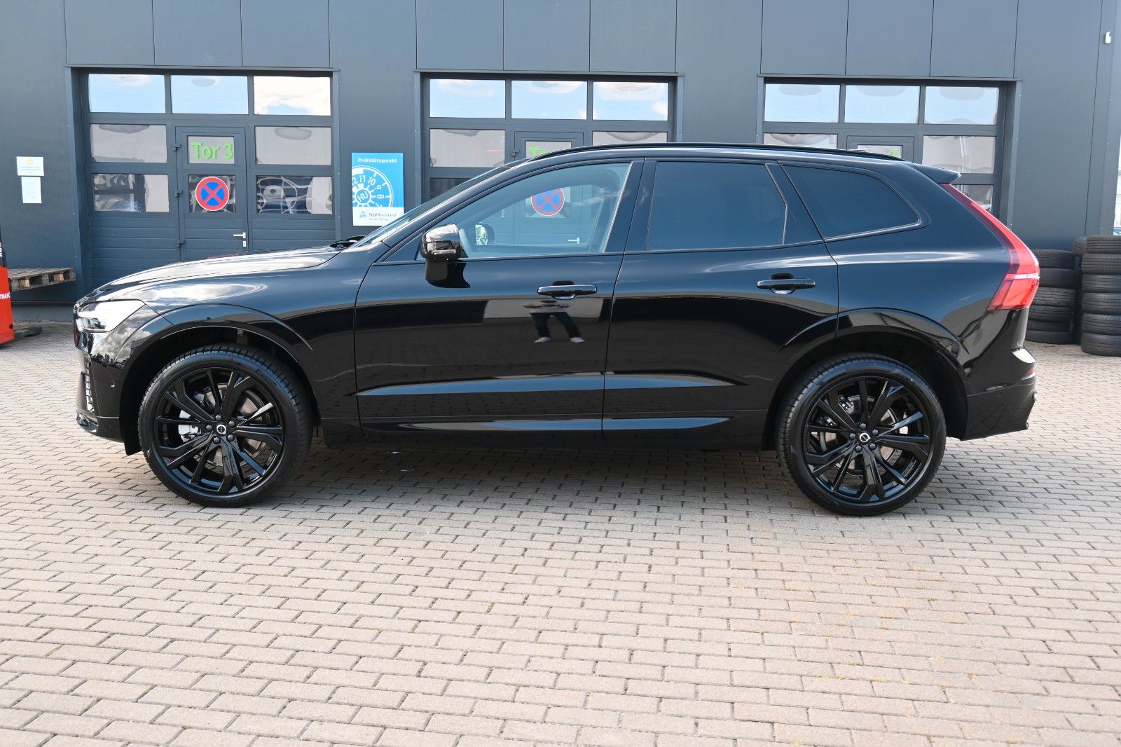 Fahrzeugabbildung Volvo XC60 B5B AWD Plus Black Edition*STDHZG*LUFT*360°