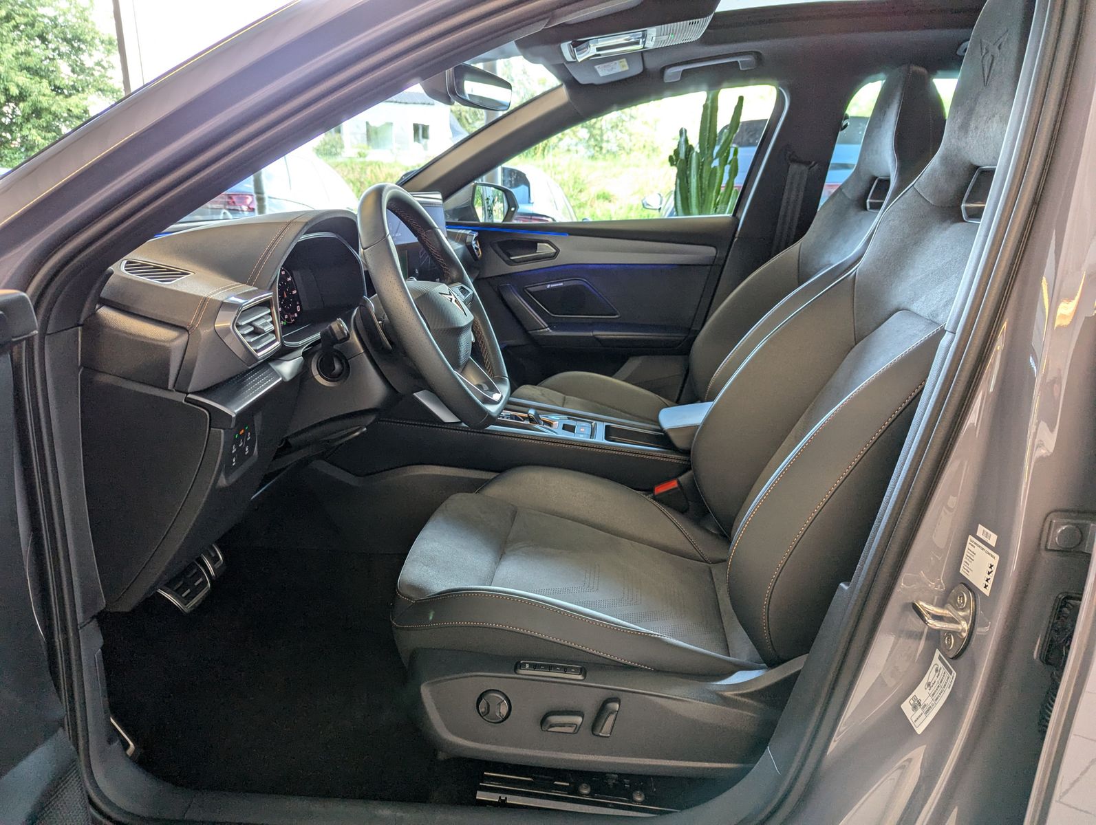 Fahrzeugabbildung CUPRA Leon 2.0 TSI 4D VZ Matrix Pano Sennheiser AHK 19