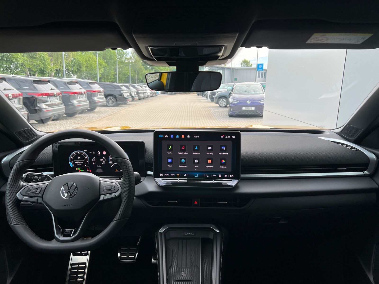 Fahrzeugabbildung Volkswagen T-Roc R-Line 1.5 eTSI DSG *BlackStyle, AHK, 20"-