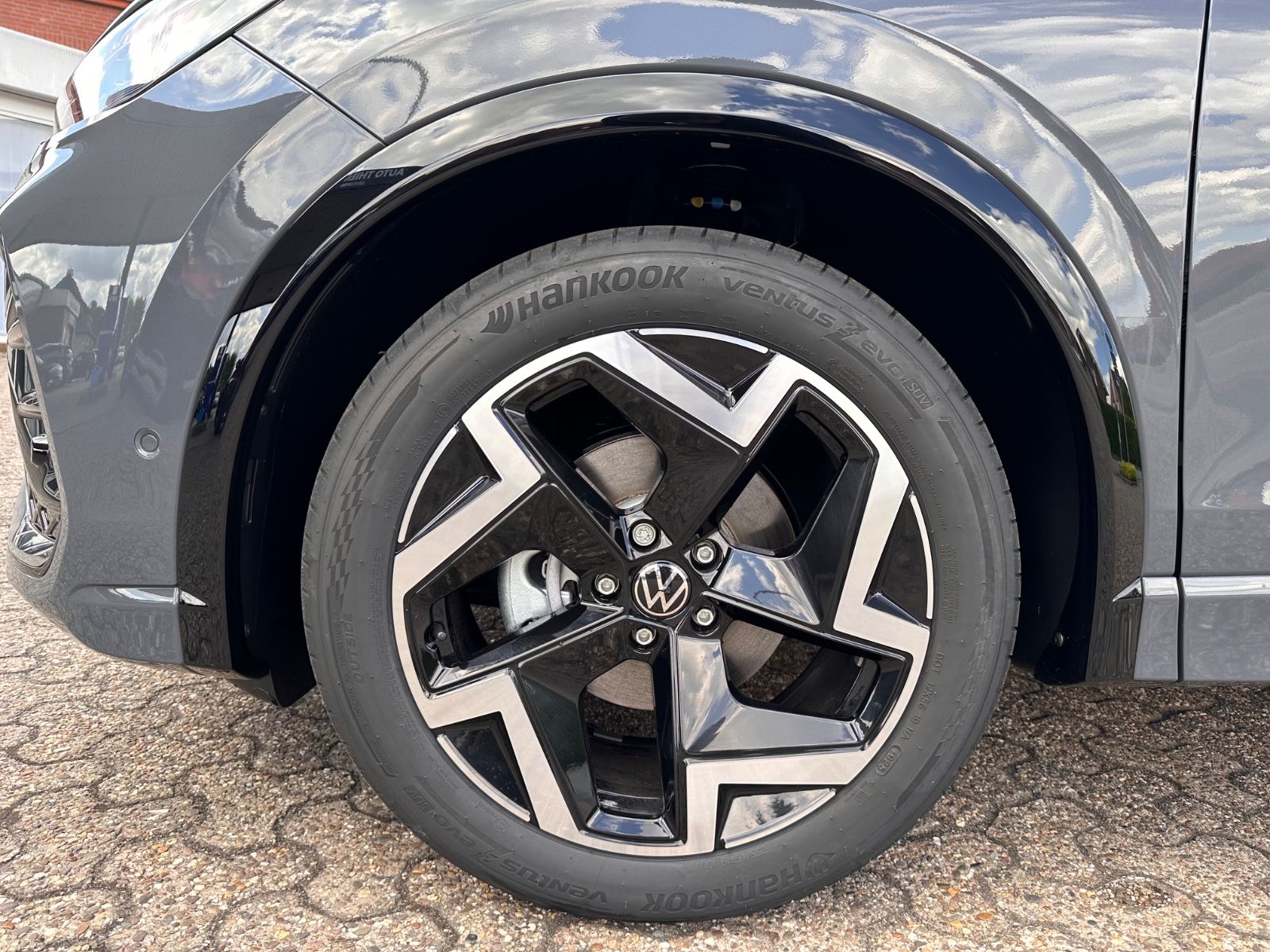 Fahrzeugabbildung Volkswagen Tiguan 1.5 eTSI R-Line DSG AHK/Navi/APP/LED/SHZG