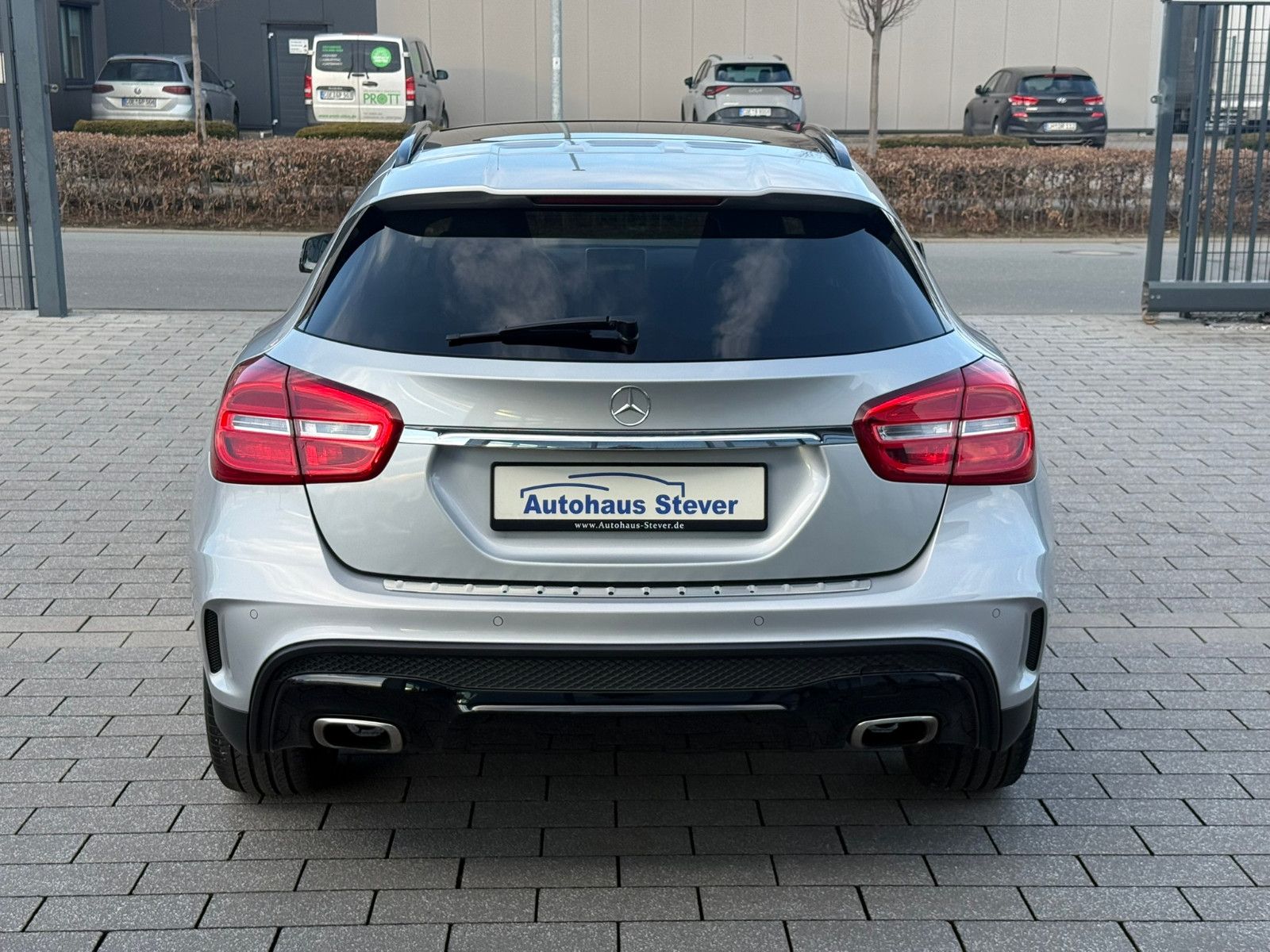 Fahrzeugabbildung Mercedes-Benz GLA 200 AMG Line PANO NAVI LEDER PDC WINTERRÄDER