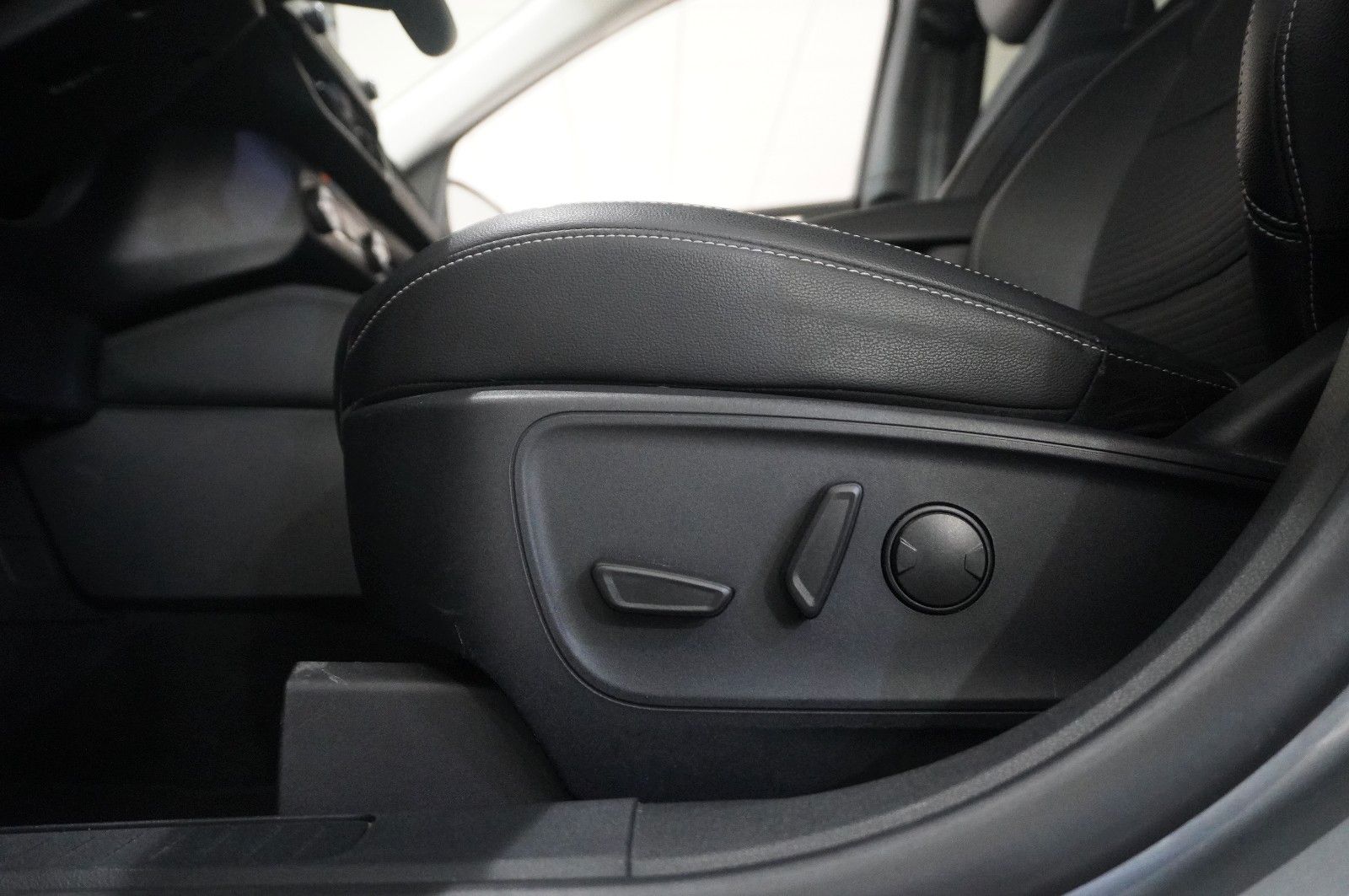 Fahrzeugabbildung Ford Kuga 1.5D TITANIUM X NAVI/LED/KAMERA/HUD/B&O/AHK