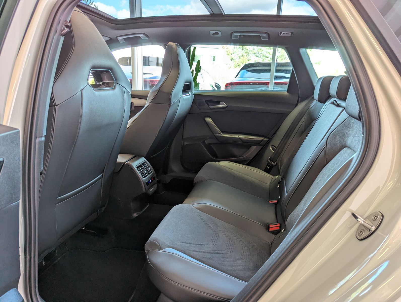 CUPRA Leon 1.5 eTSI Sennh Matrix Pano Edge/Dynamic AHK - Image 13