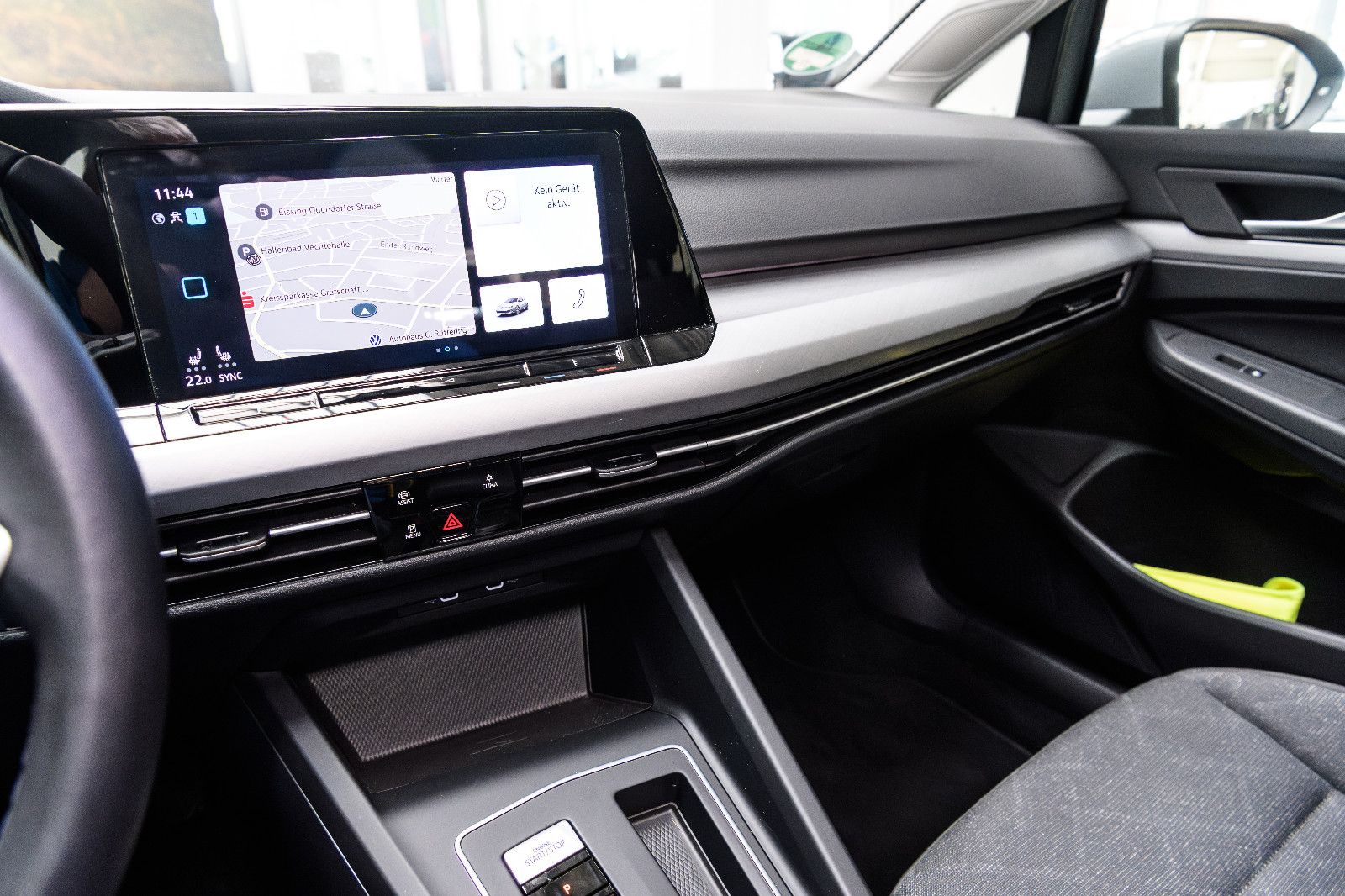 Fahrzeugabbildung Volkswagen Golf VIII Life +STHZ+LED+SHZ+NAVI+PANO+HEADUP