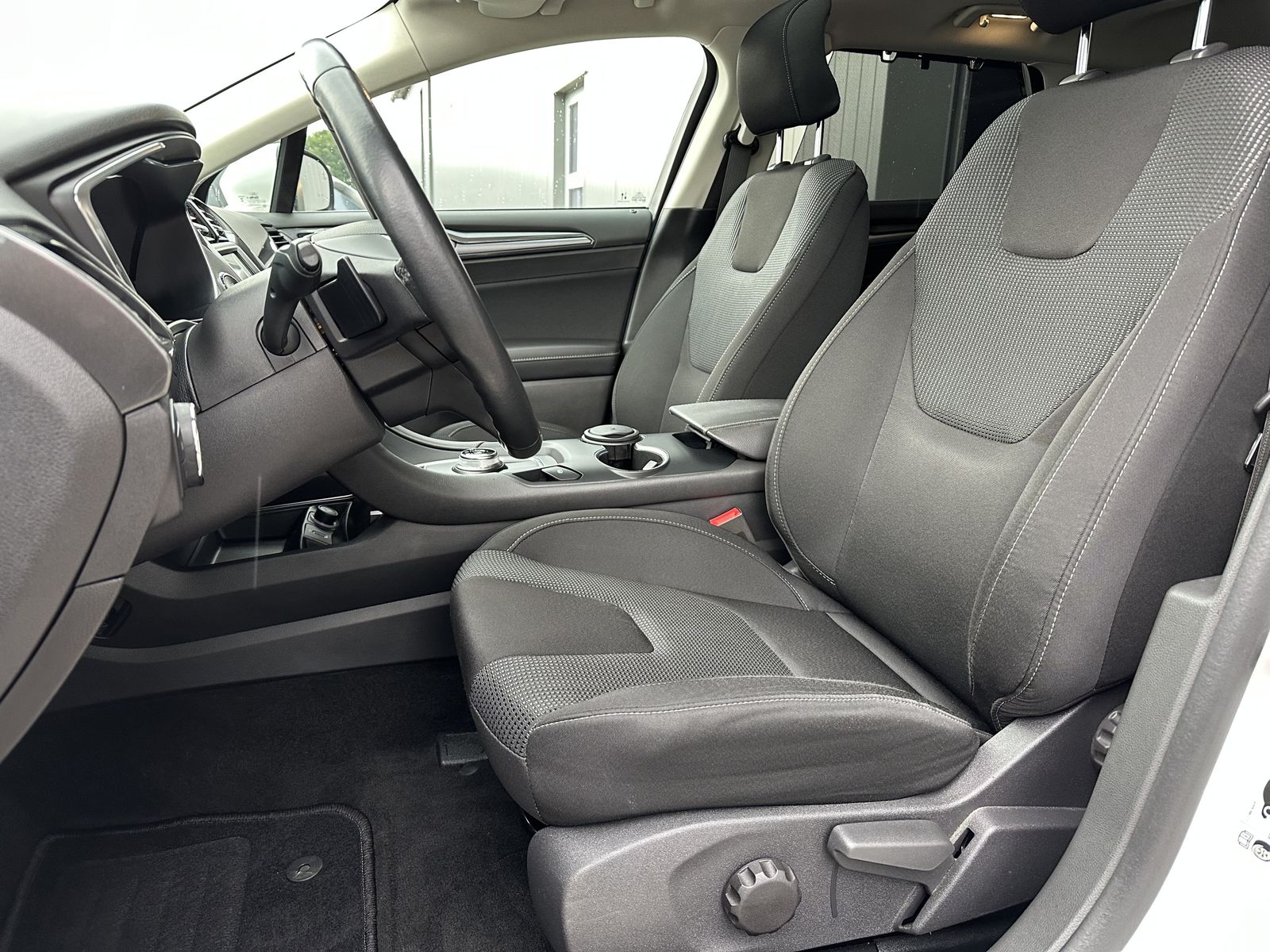 Fahrzeugabbildung Ford Mondeo Turnier 2.0 EB Aut. Titanium NAV+LED+PANO