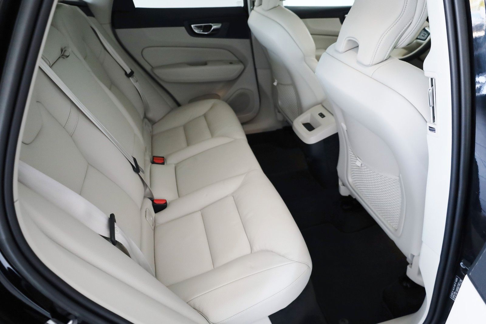 Fahrzeugabbildung Volvo XC60 AWD Plus Dark Leder,LED,Panorama,360° Cam